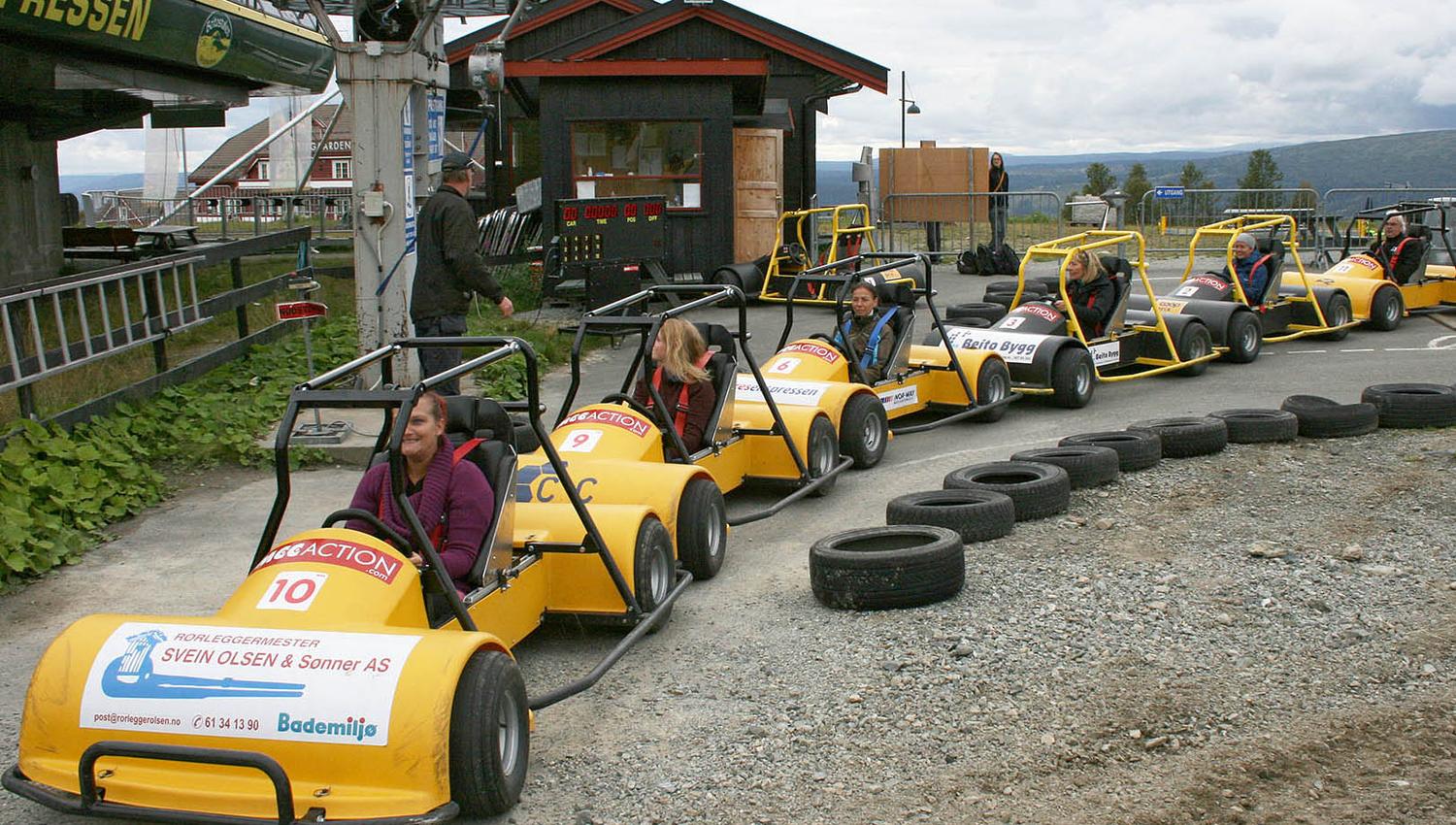 Olabiler med førere i venter heiskø.