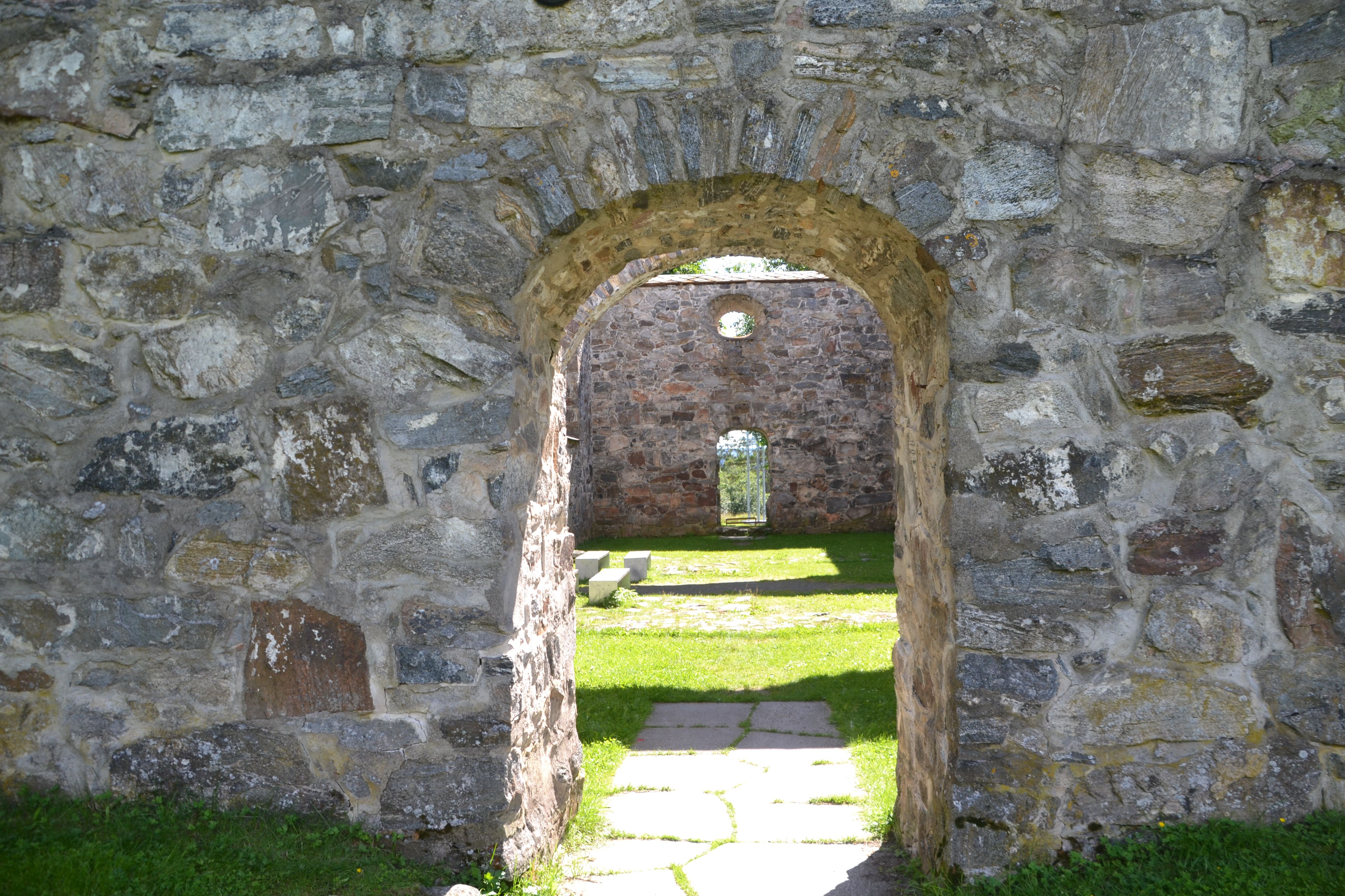 nes kirkeruiner bueganger