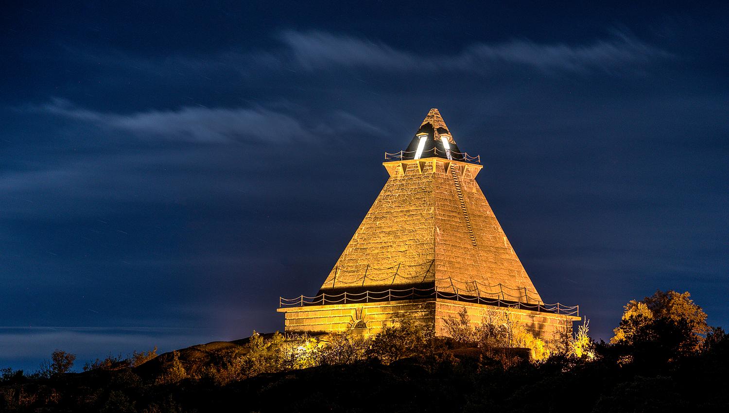 Pyramiden lyser på kveldstid