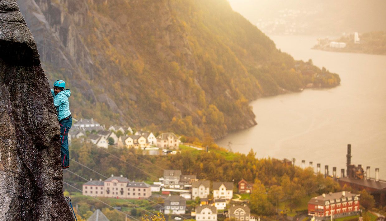Klatring i fjellveggen over Tyssedal med utsikt mot Sørfjorden.