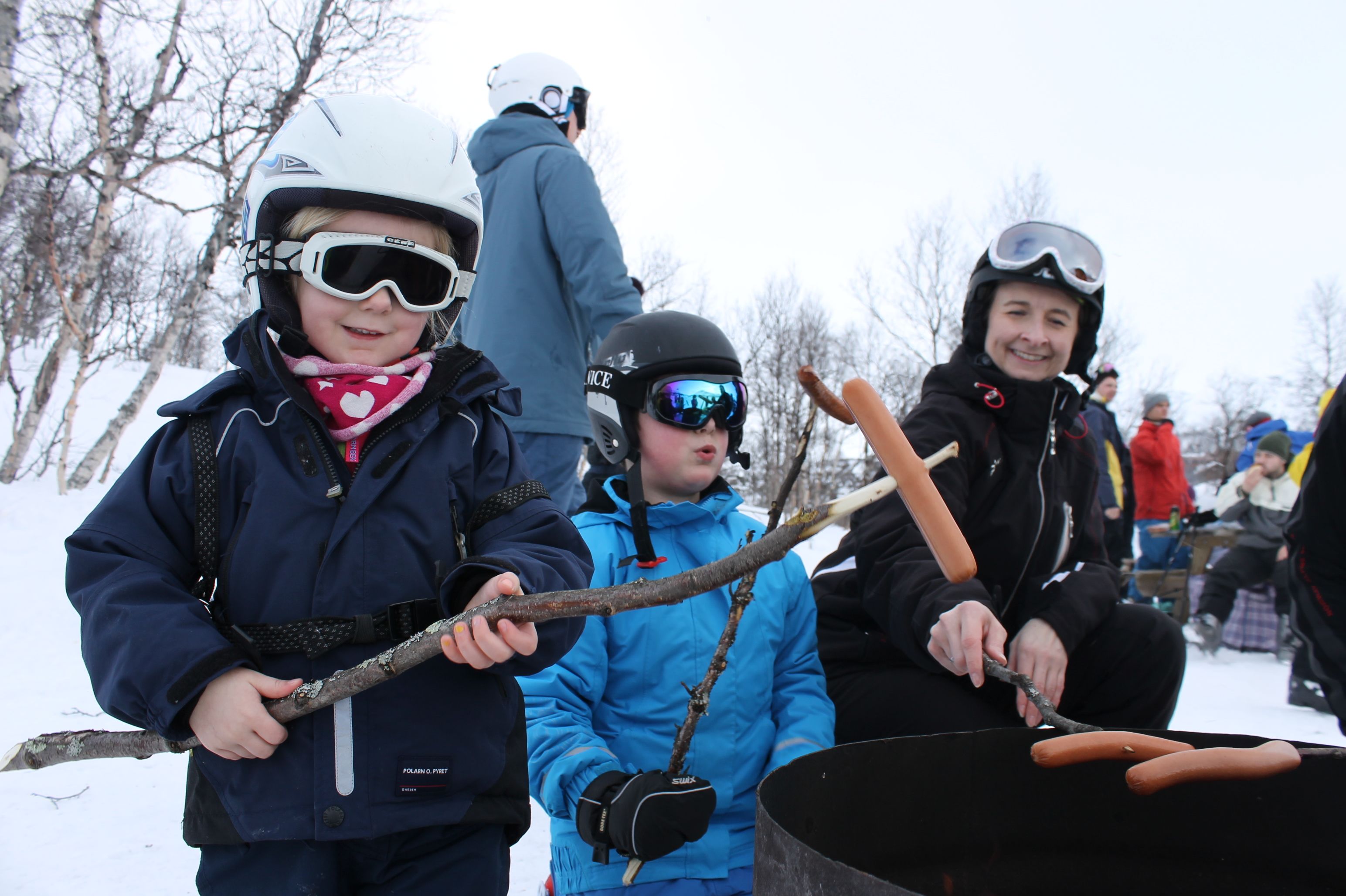 Barn som griller pølser på alpinsenteret, bilde