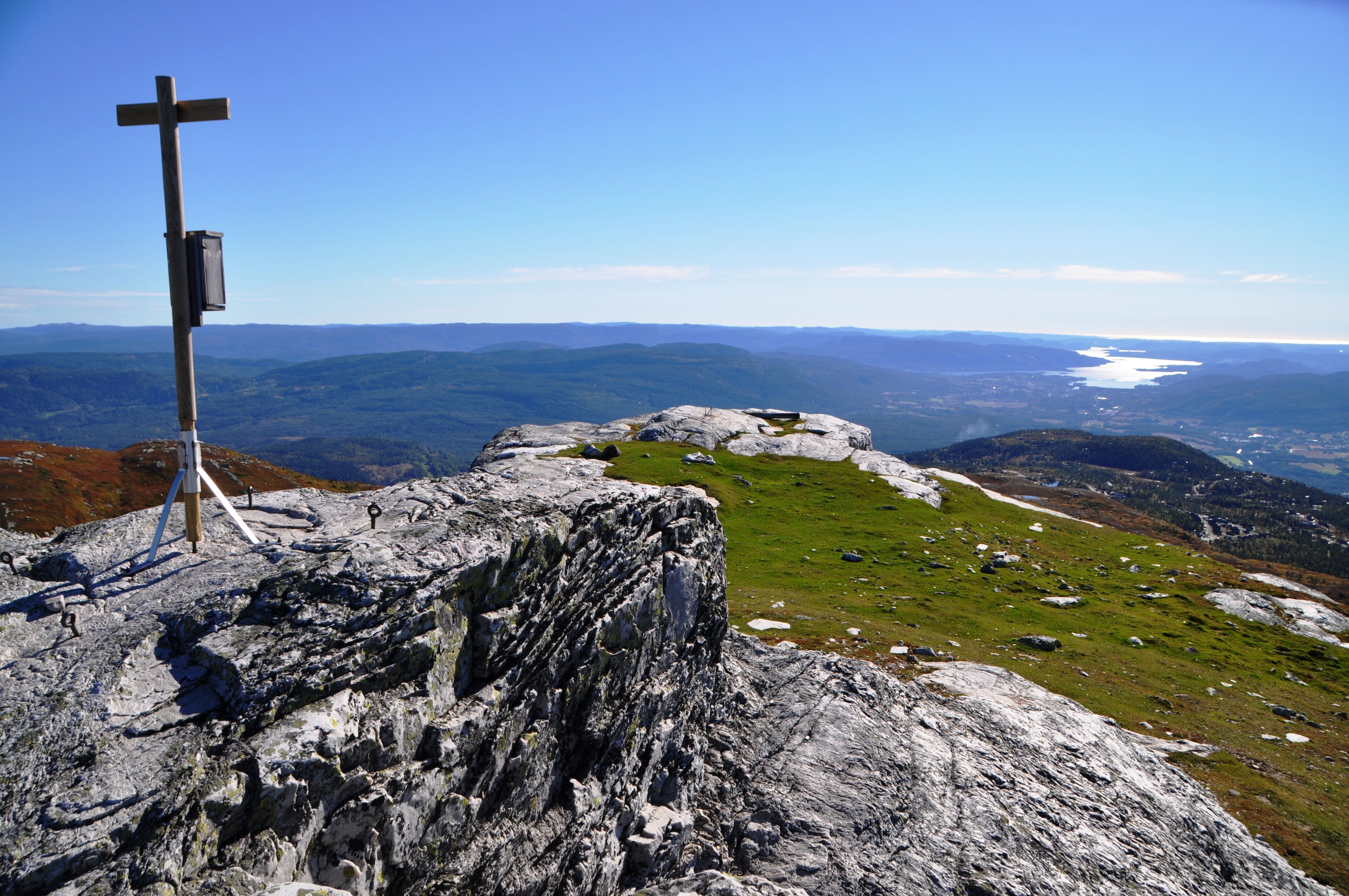 Fra Skrubbelinuten på Lifjell, en topp på 1121 meter over havet. Blå himmel og nydelig utsikt over Norsjø og Telemark.