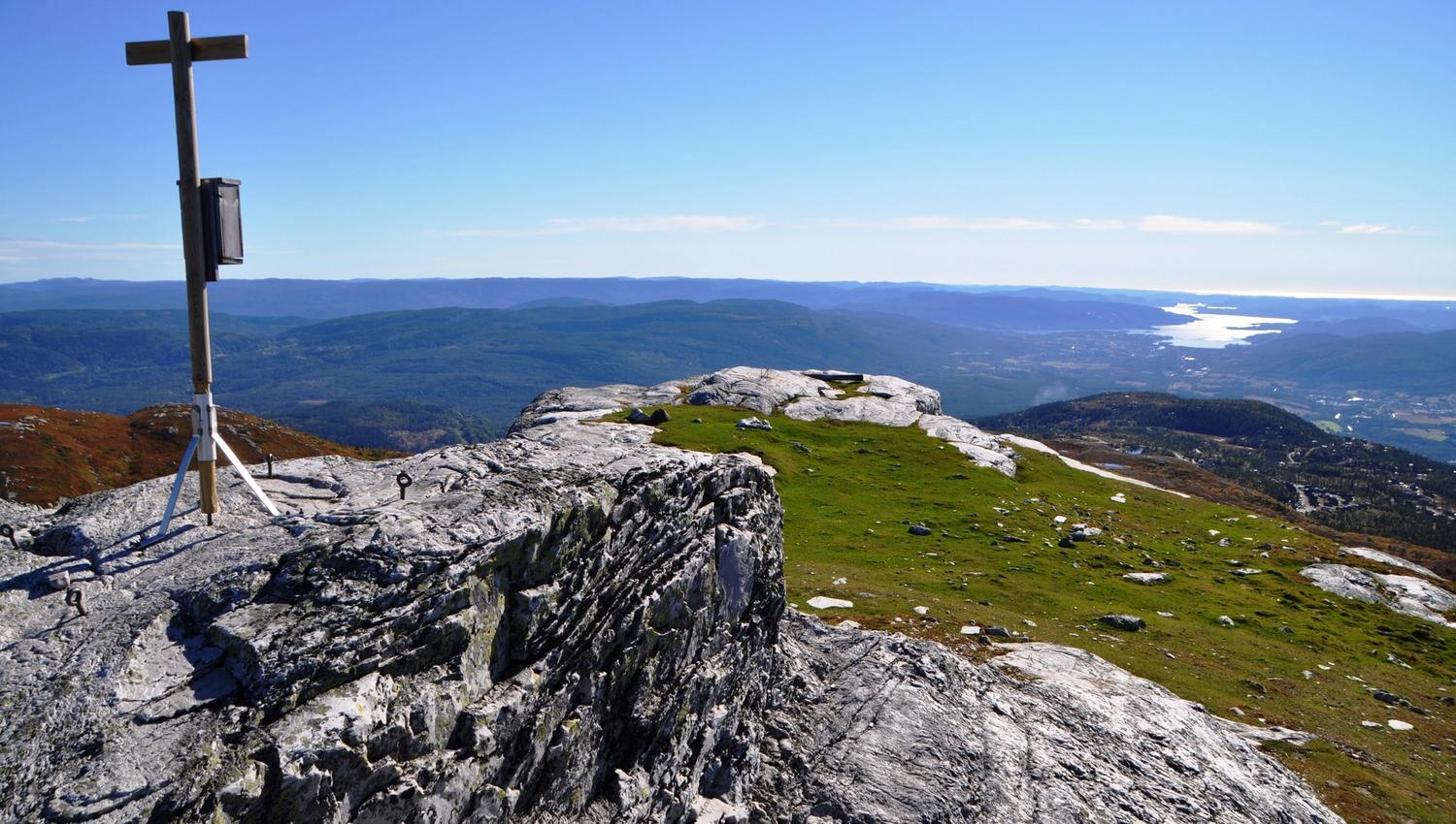 Fra Skrubbelinuten på Lifjell, en topp på 1121 meter over havet. Blå himmel og nydelig utsikt over Norsjø og Telemark.