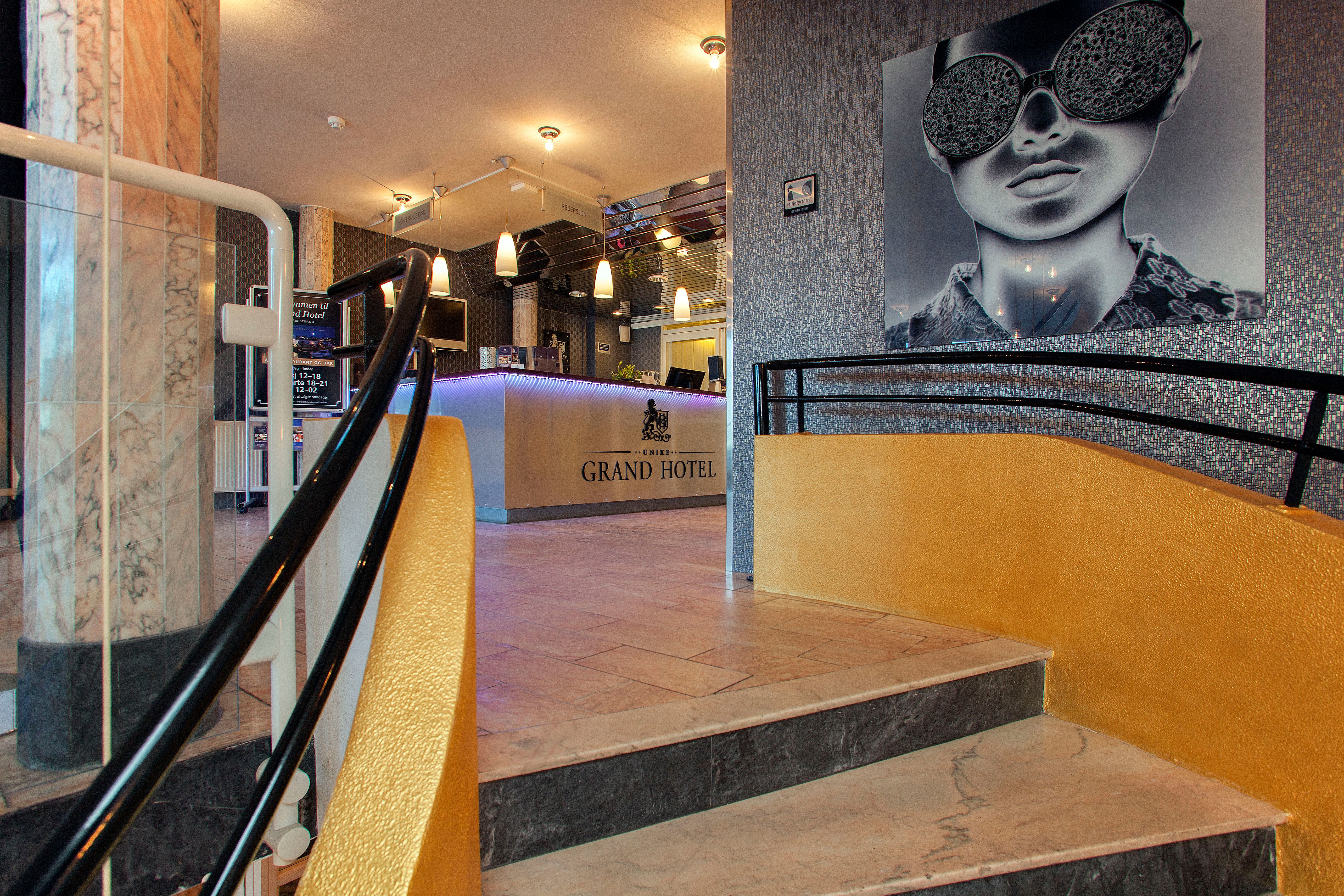 Trapper, med bilde på veggen