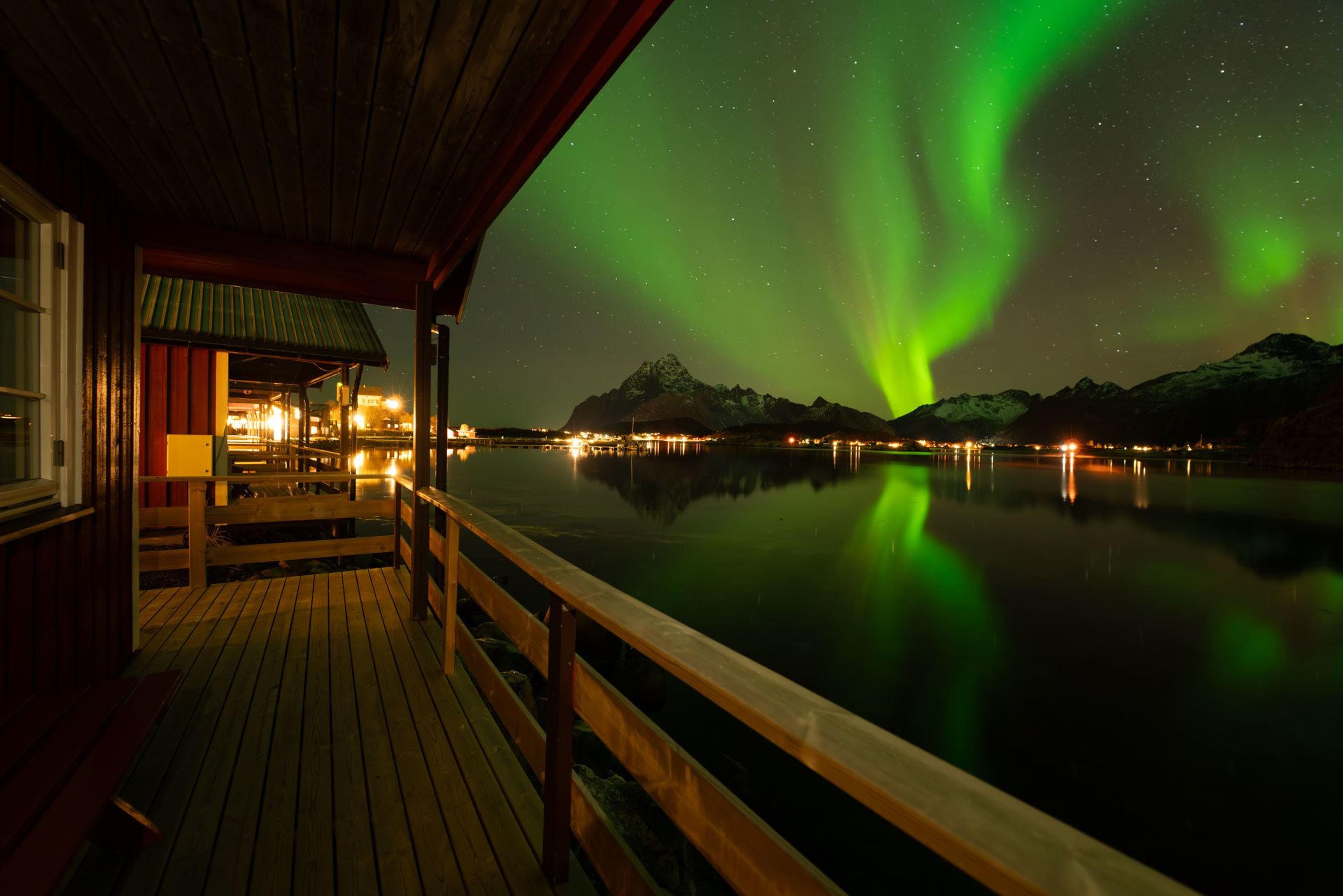 Hytter ved vannet på Skårungen