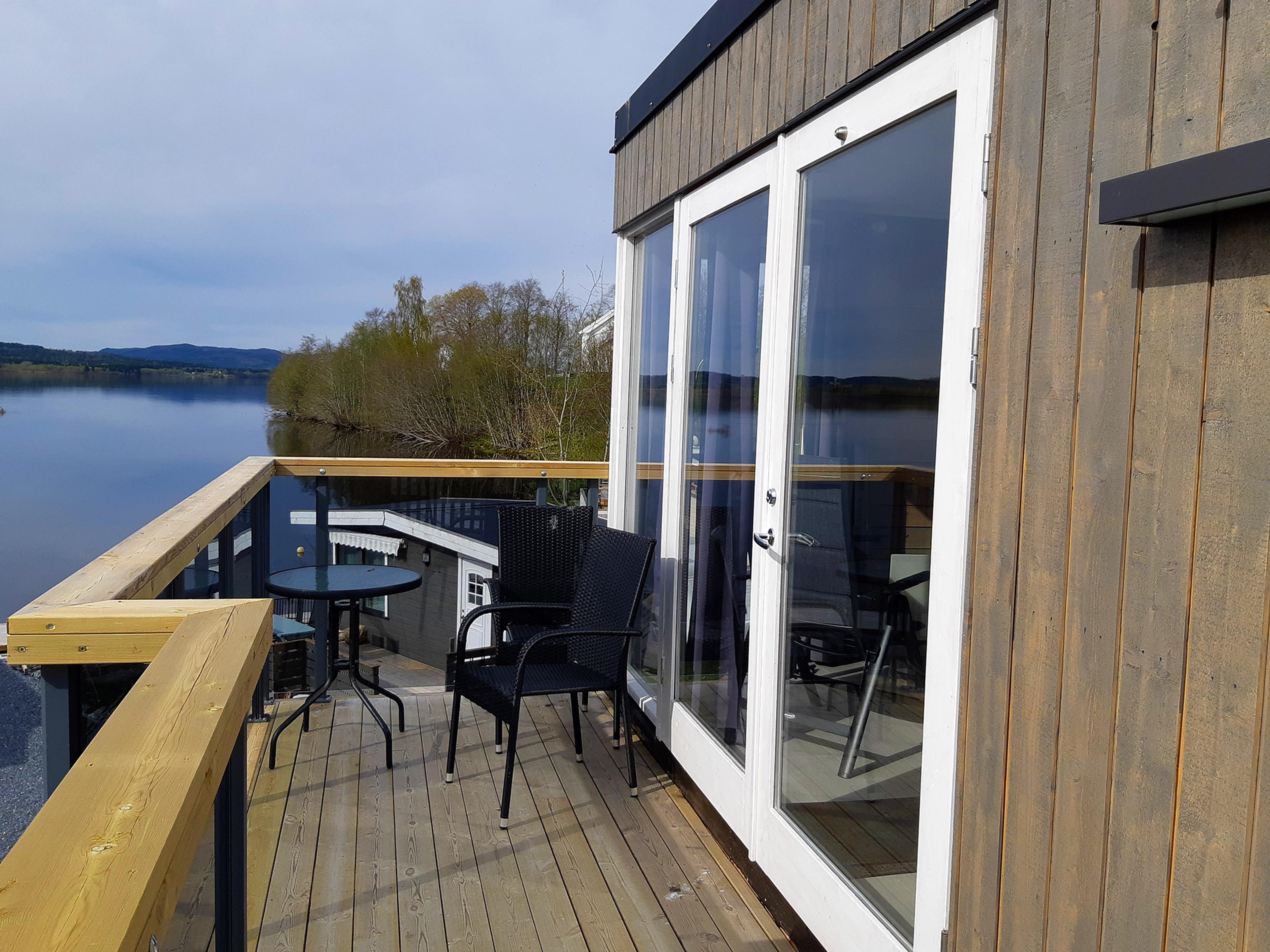 Utsikten utover Snåsavatnet fra verandaen på tretopphytten Almatopp