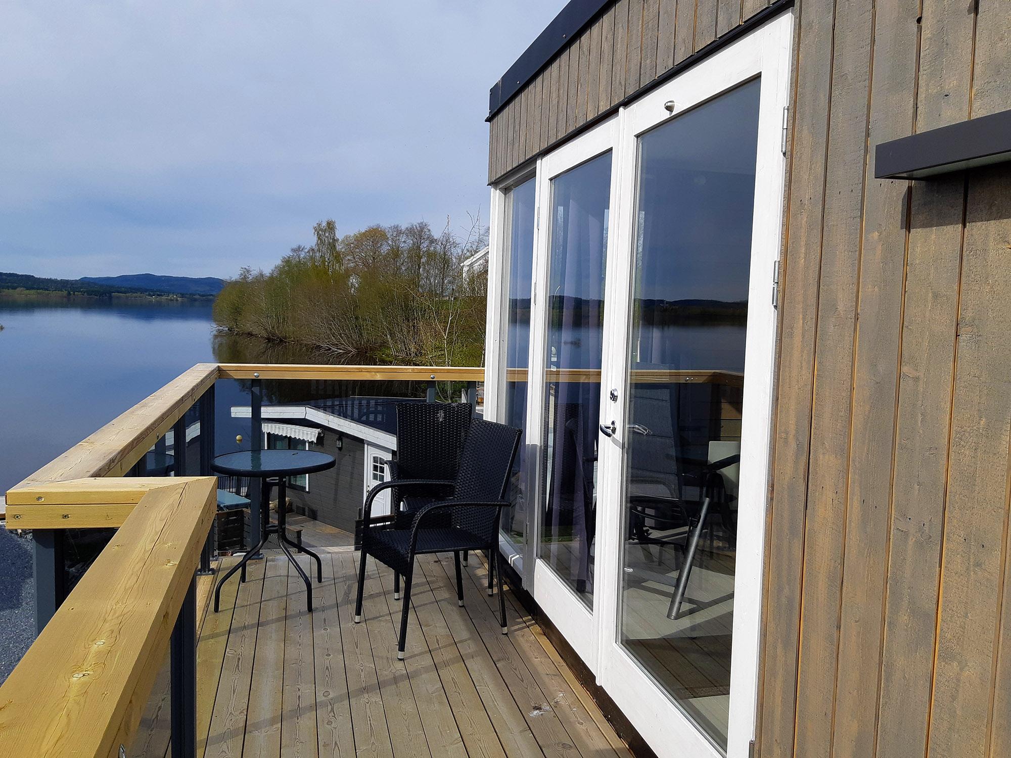 Utsikten utover Snåsavatnet fra verandaen på tretopphytten Almatopp