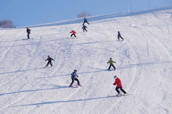 Lierberget Hamar Alpinsenter. People down the alpine slope.