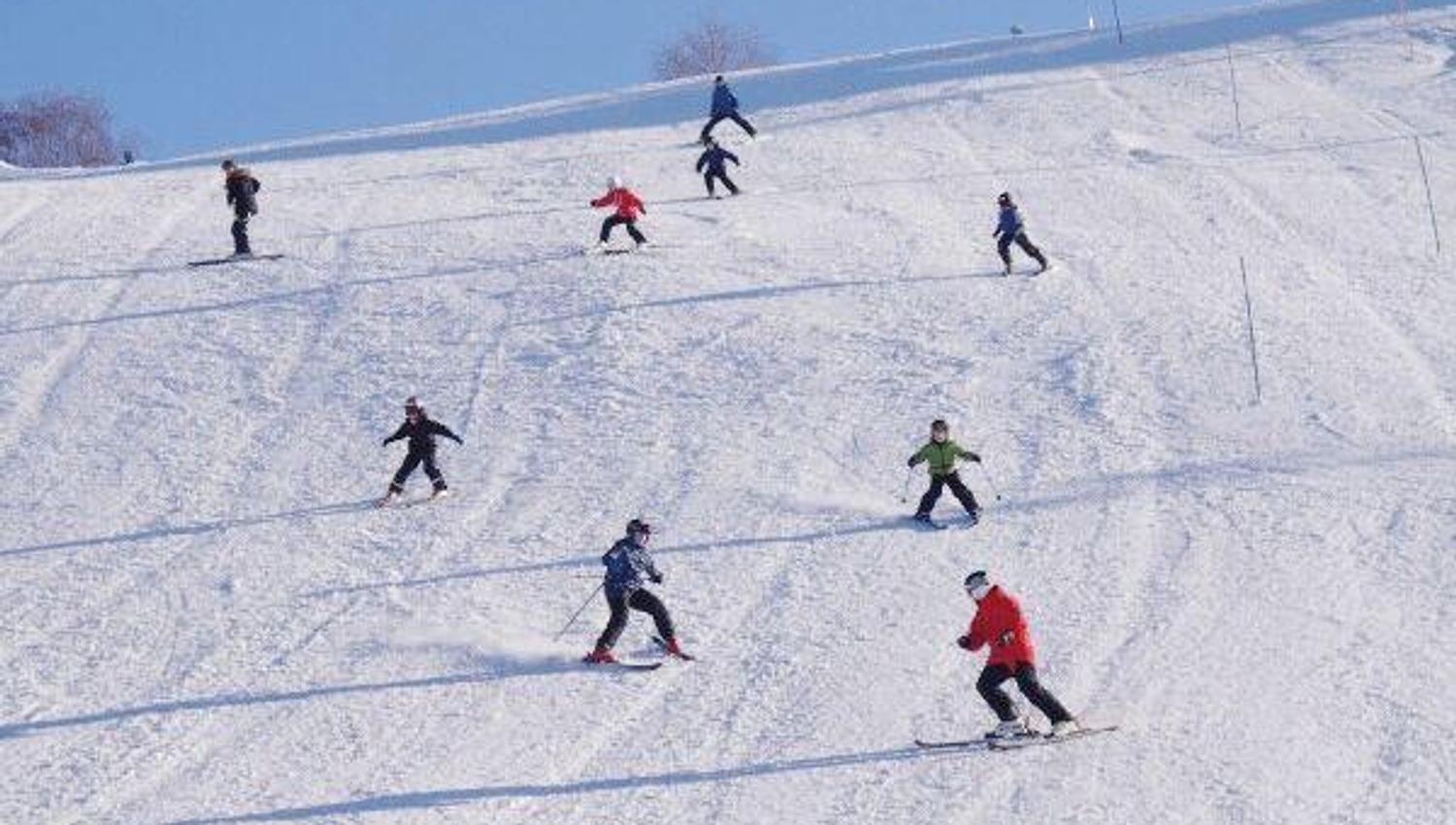 Lierberget Hamar Alpinsenter. People down the alpine slope.