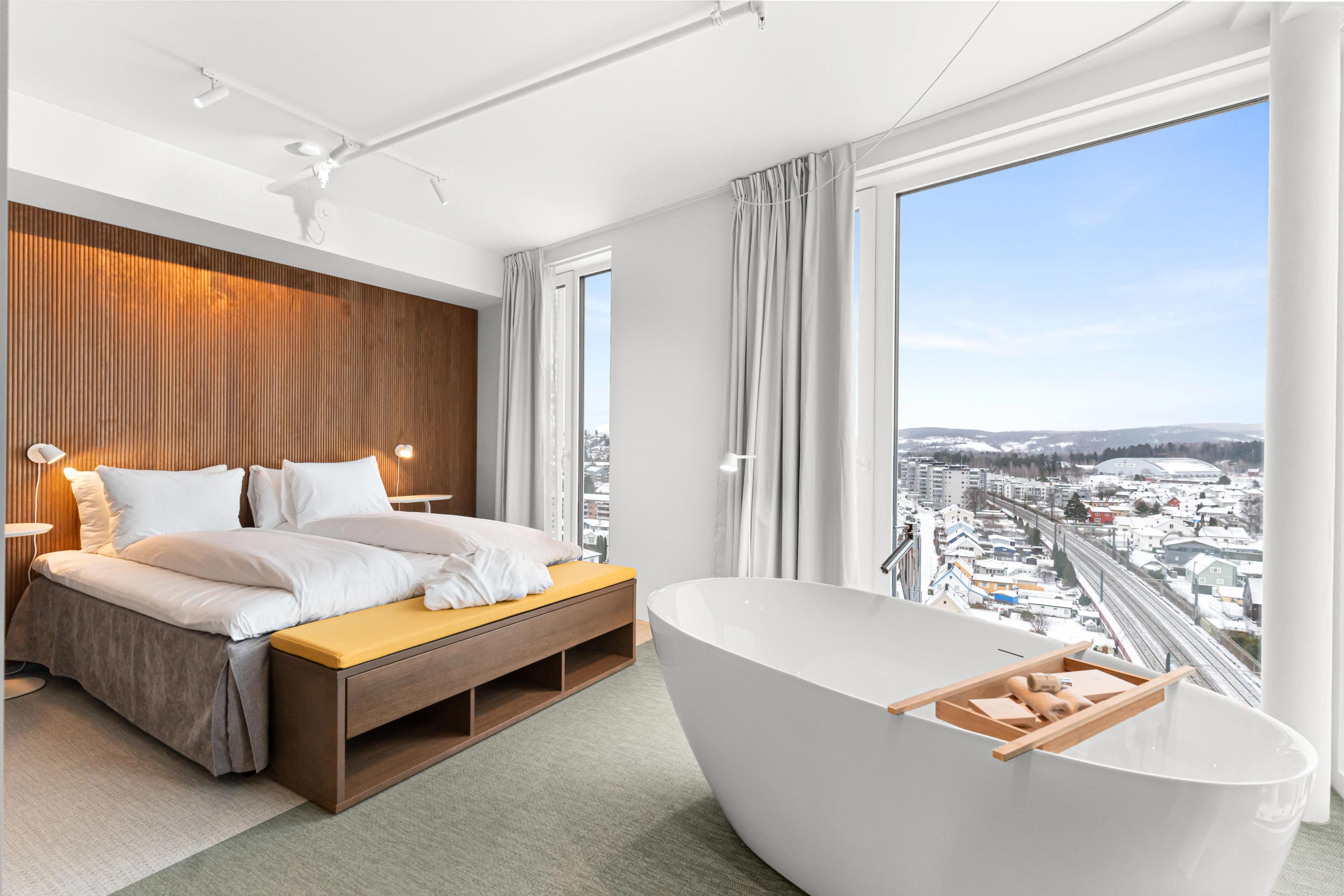 dobbeltseng med baddekar i rommet