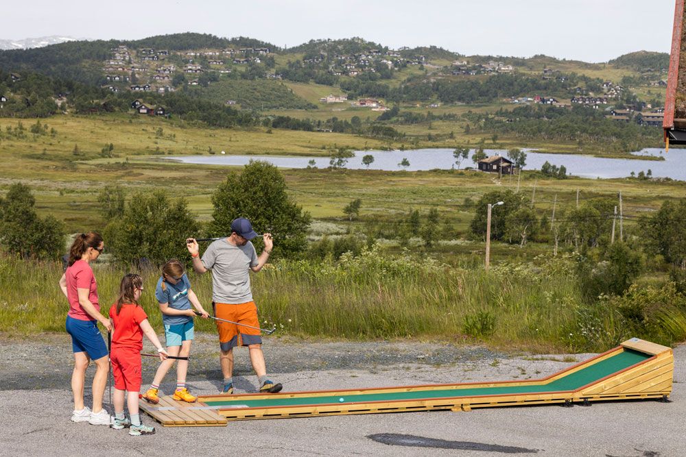 familie spiller minigolf på Vierli, Rauland