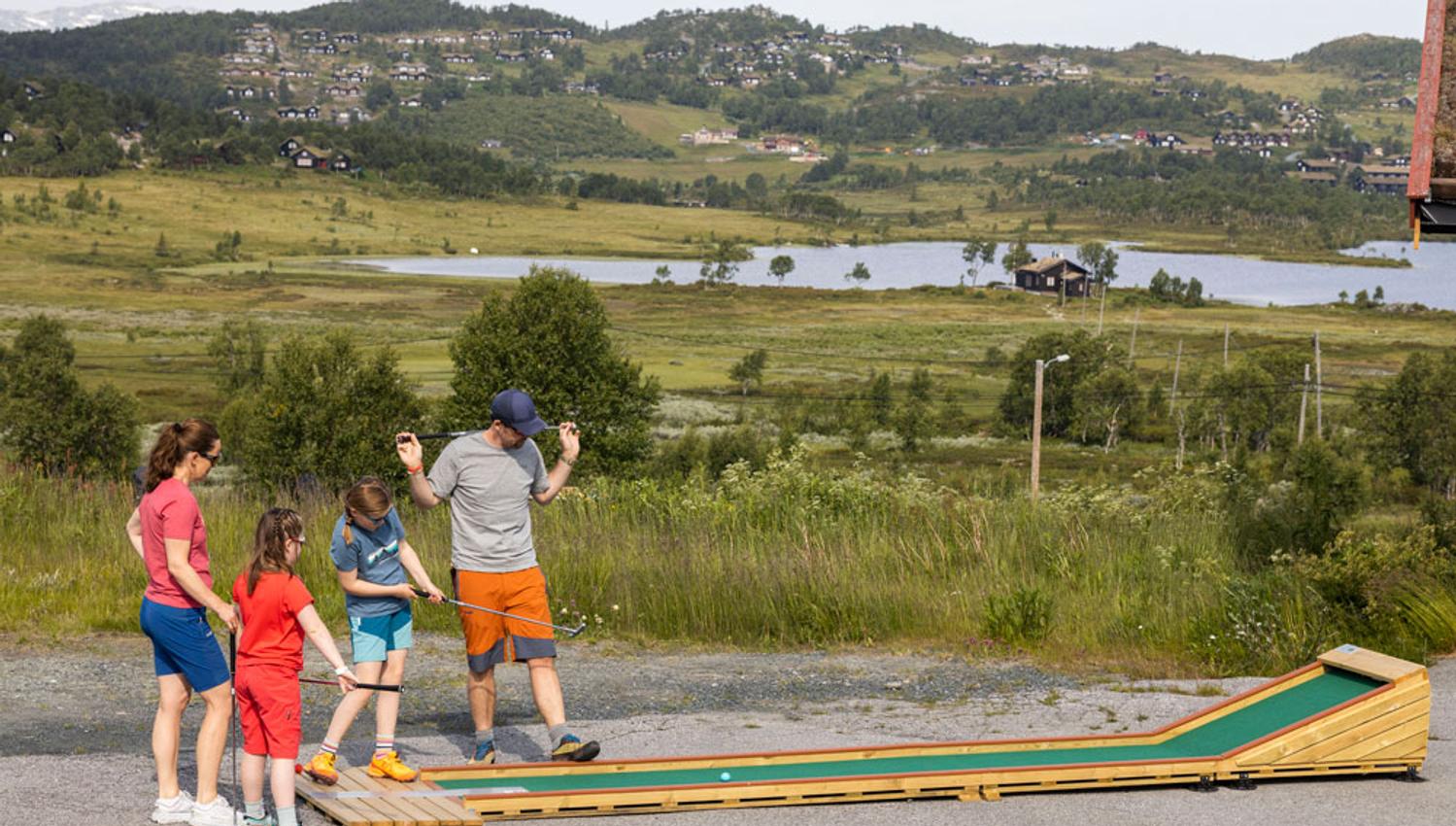 familie spiller minigolf på Vierli, Rauland