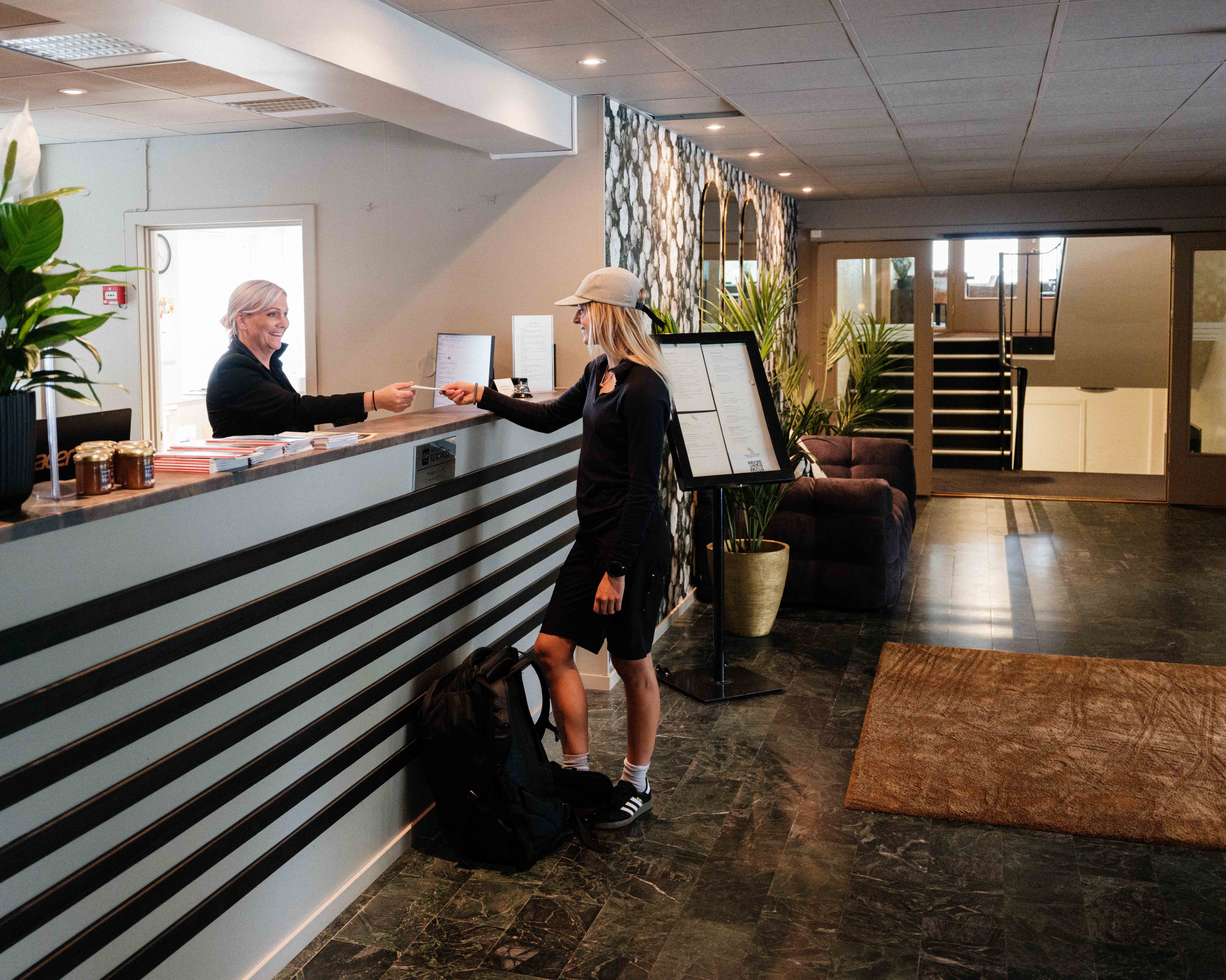 Velkomst i resepsjonen på Kinsarvik Fjordhotel – klar for fjordferie!