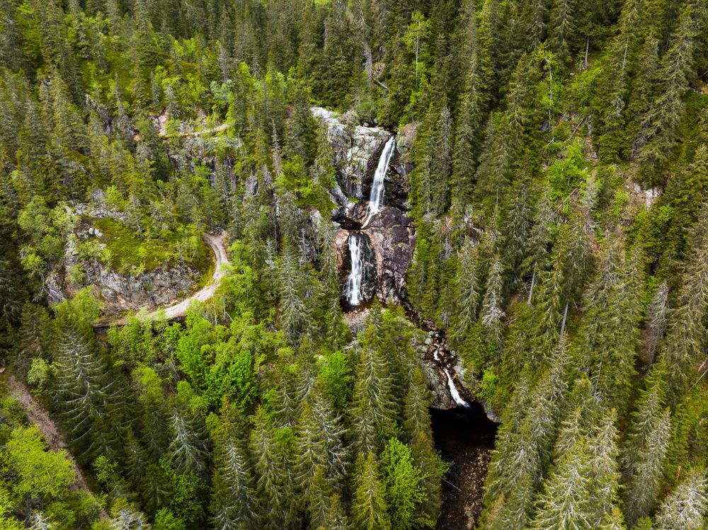 dronebilde av fossefall på Hanakamjuvet i Seljord