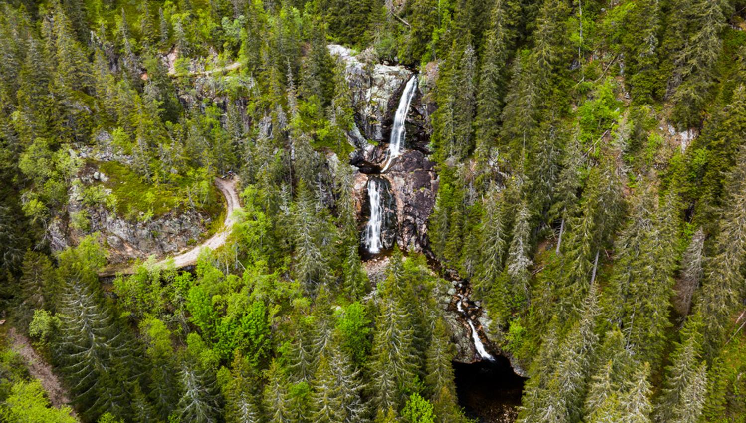 dronebilde av fossefall på Hanakamjuvet i Seljord