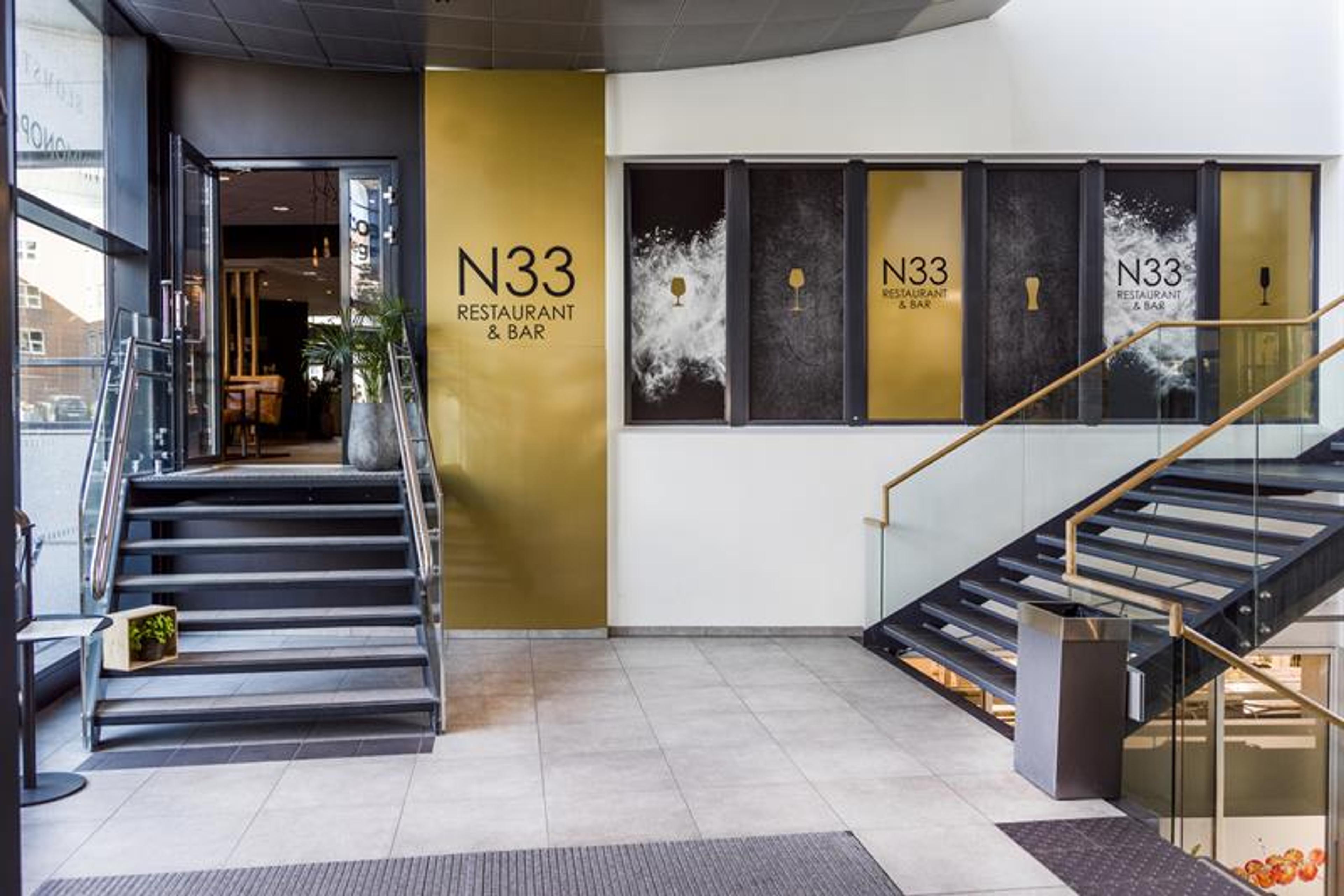 Inngang til restauranten N33. Foto