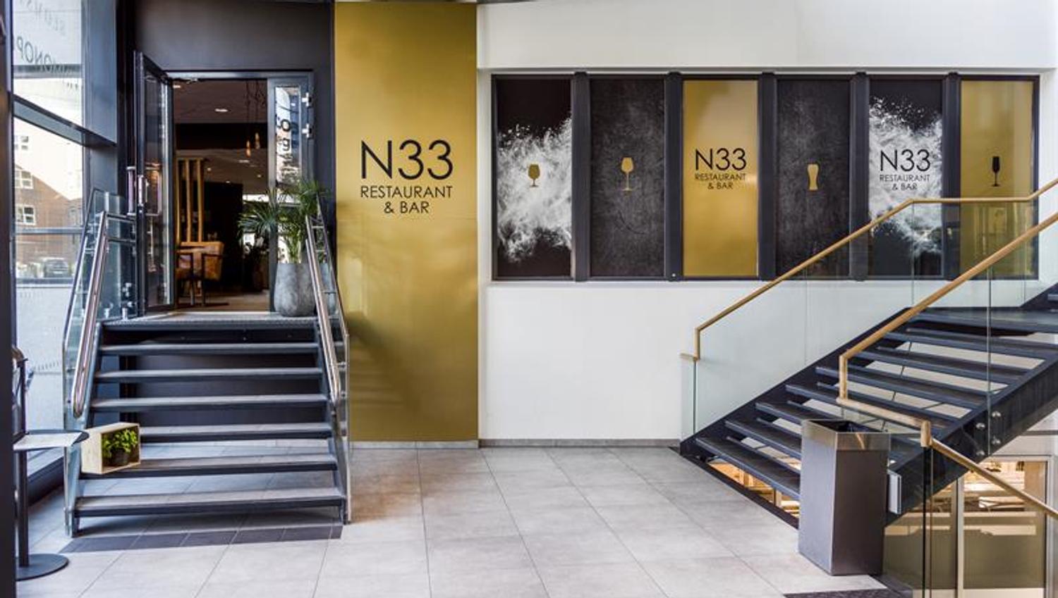 Inngang til restauranten N33. Foto