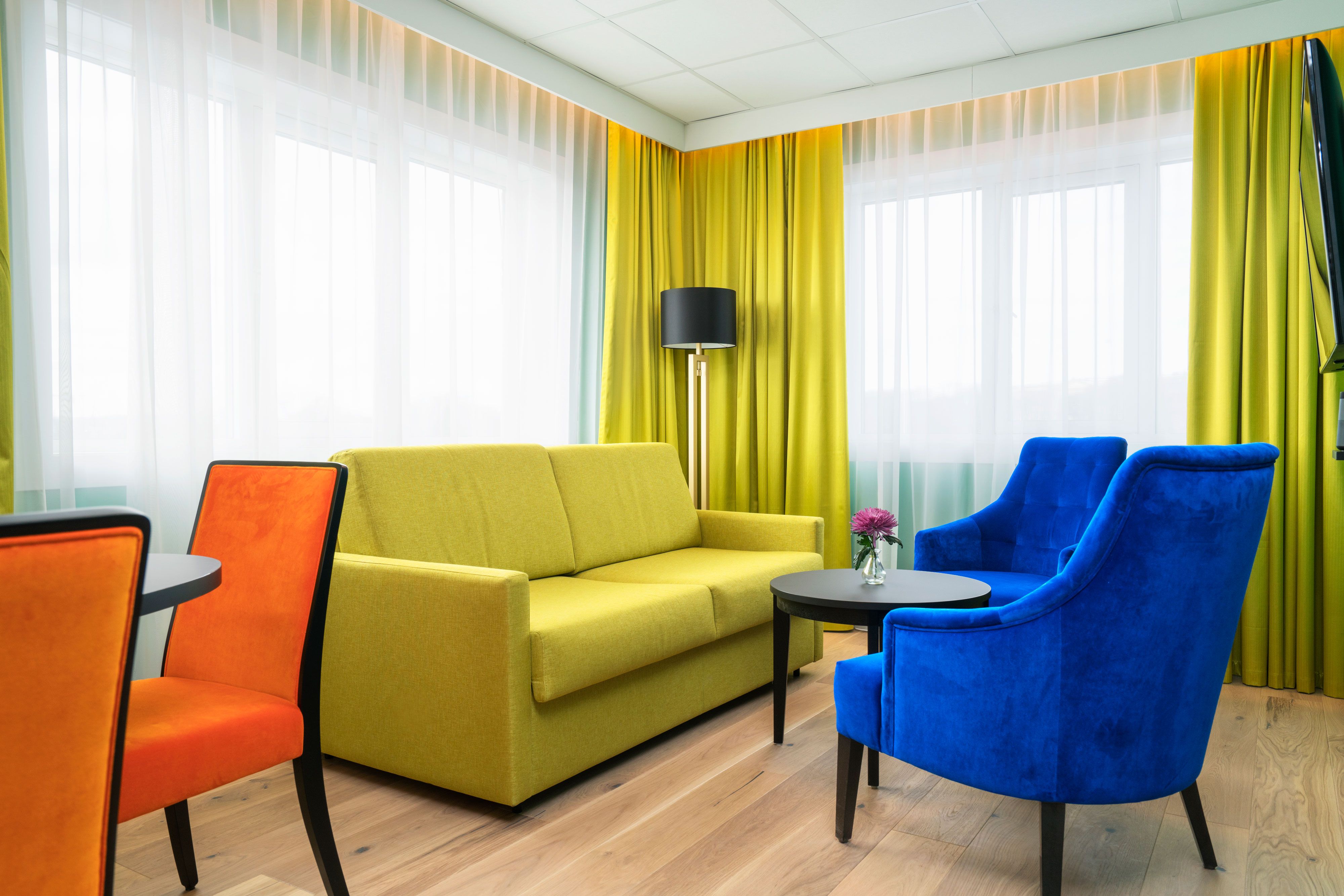 Lyst rom med sofa og lenestoler