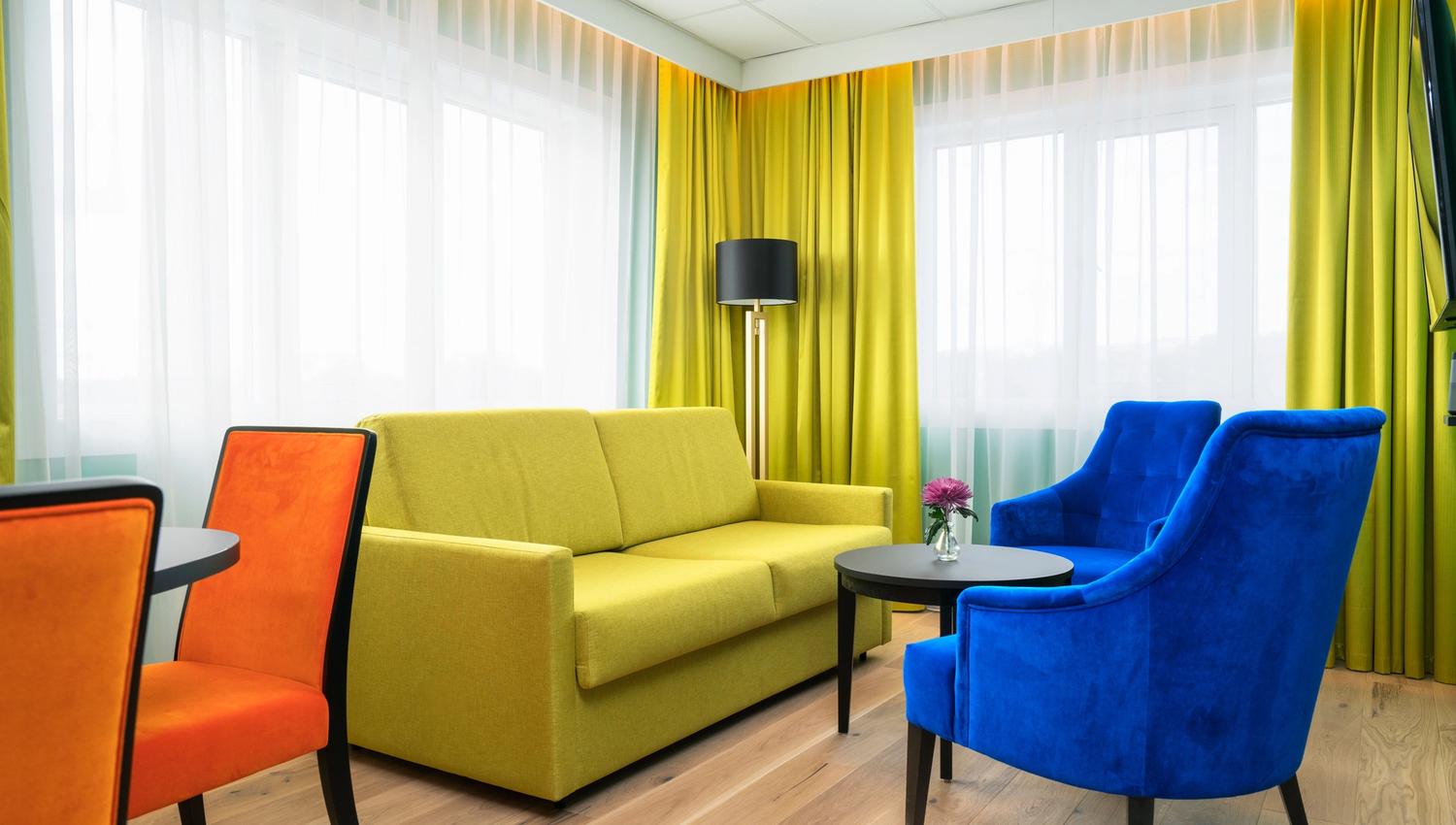 Lyst rom med sofa og lenestoler