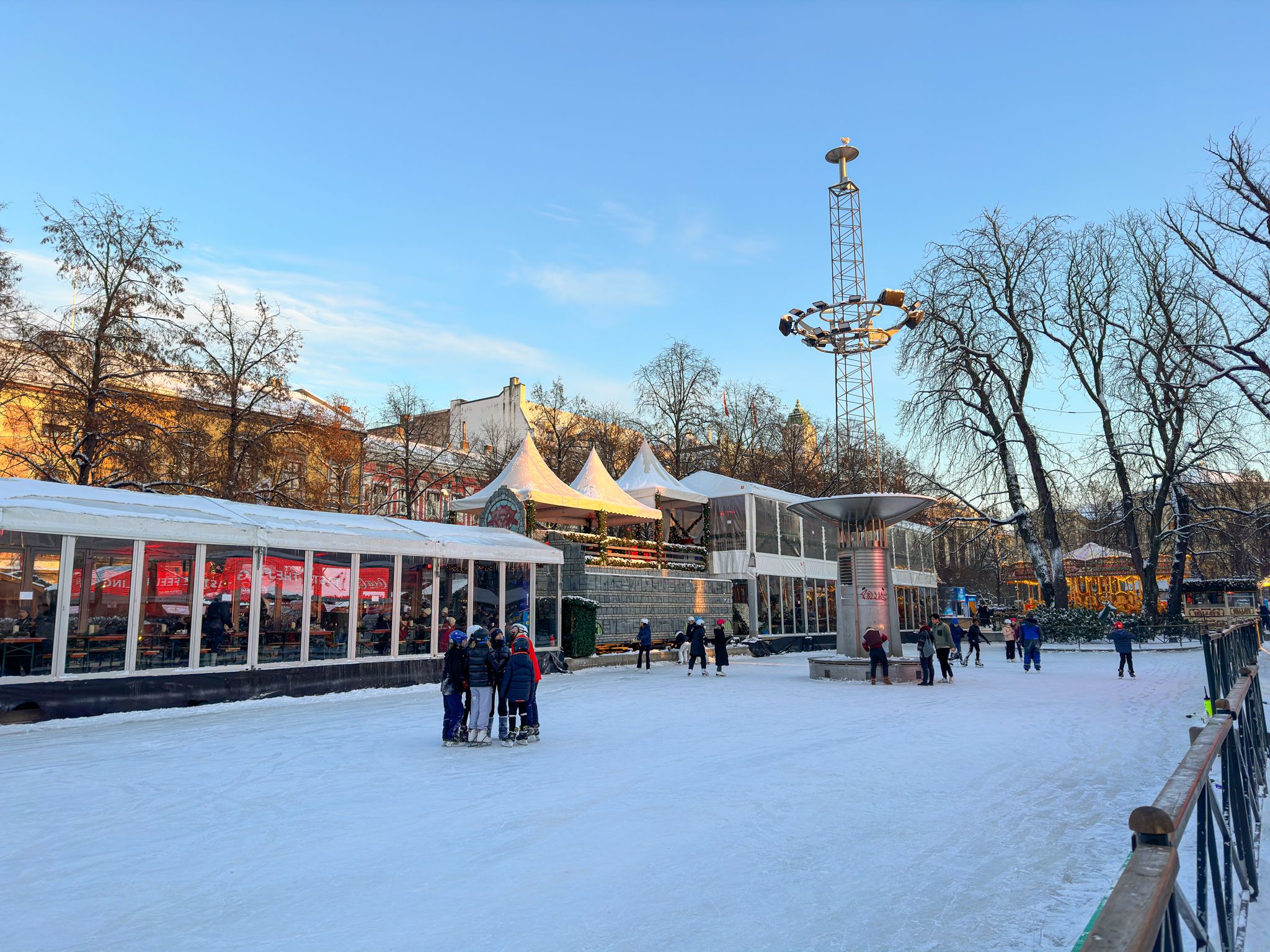 Skøytebane og julemarked.