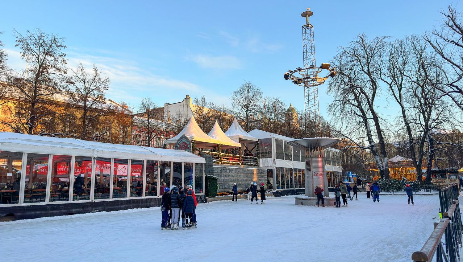 Skøytebane og julemarked.