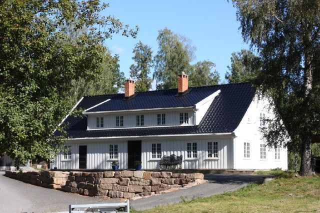Havnegården langhus fasade i grønne omgivelser