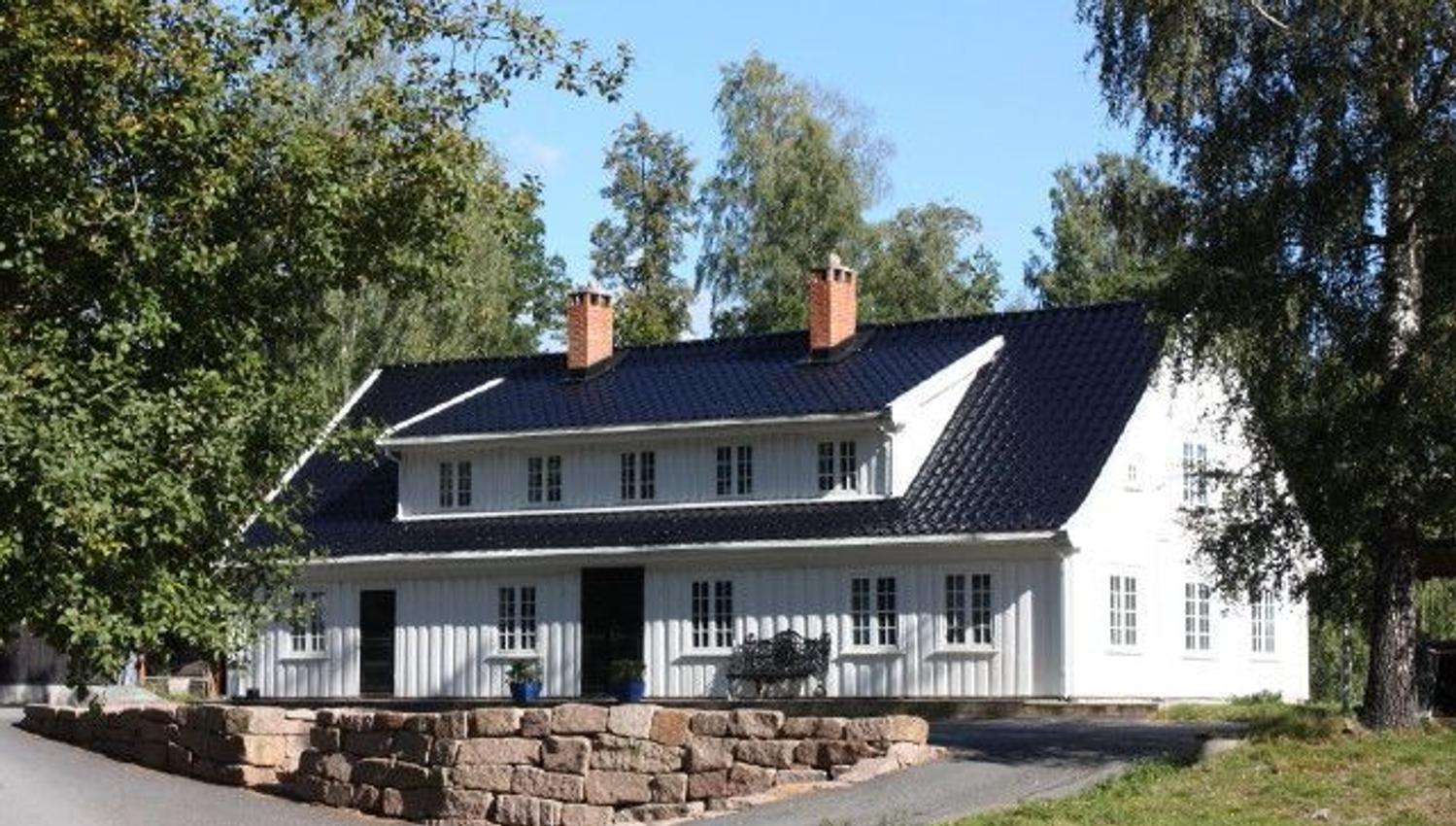 Havnegården langhus fasade i grønne omgivelser