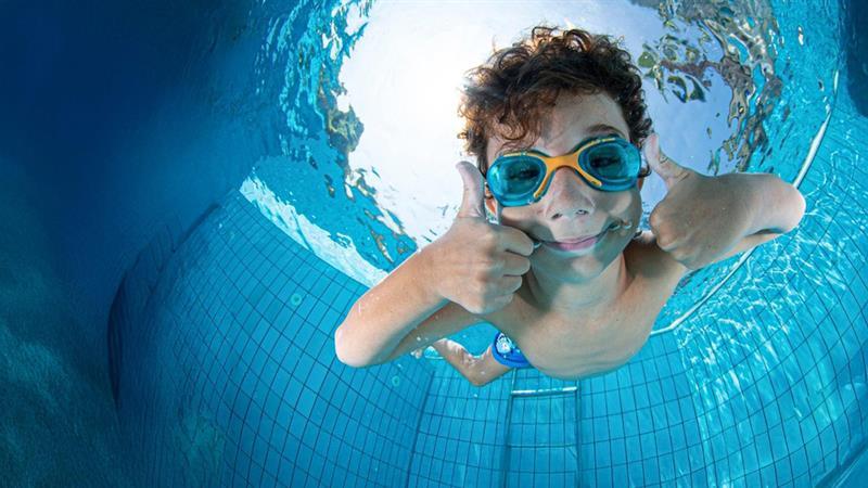 boy diving into pool at Skien fritidspark