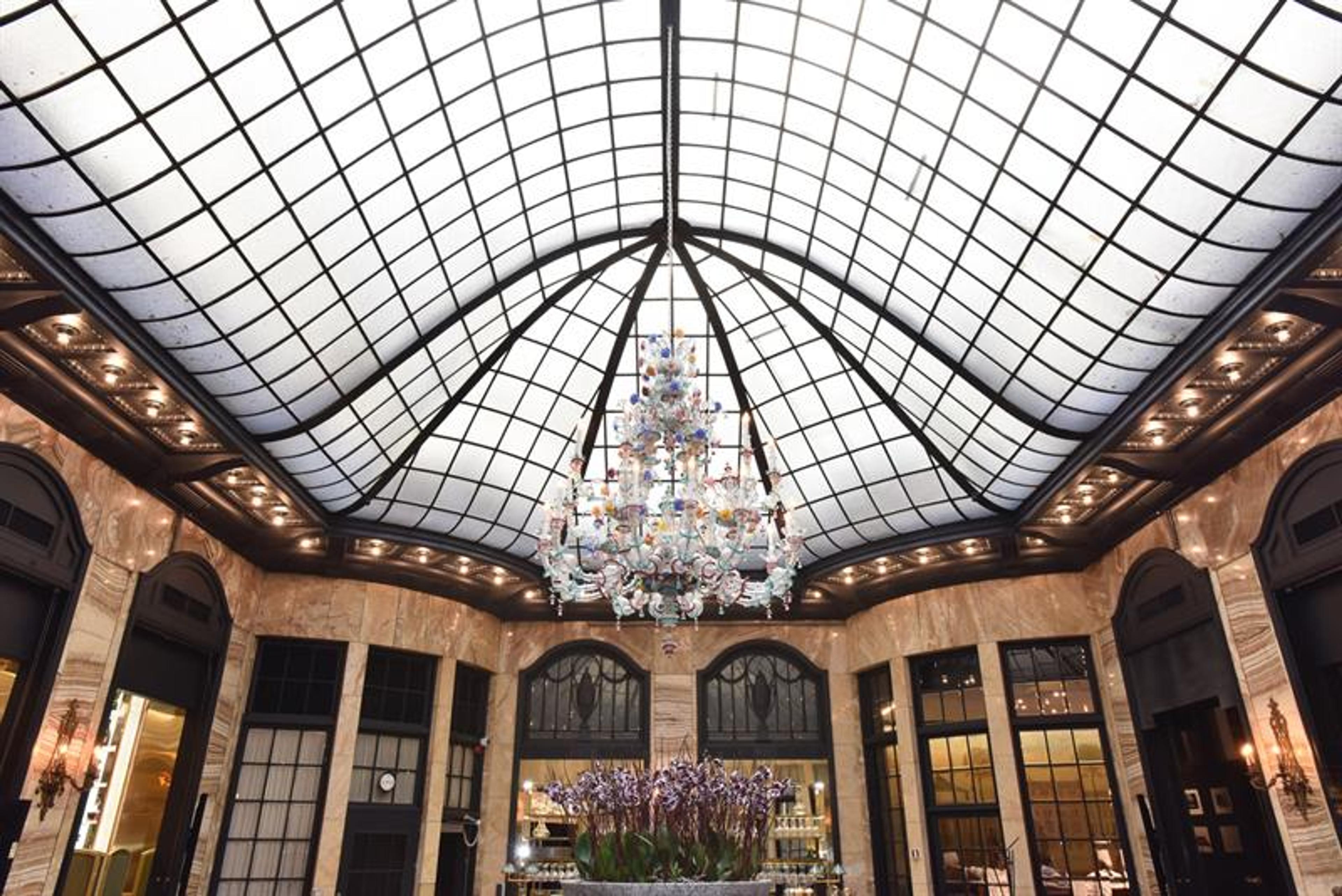 Palmen restaurant glass ceiling and chandelier