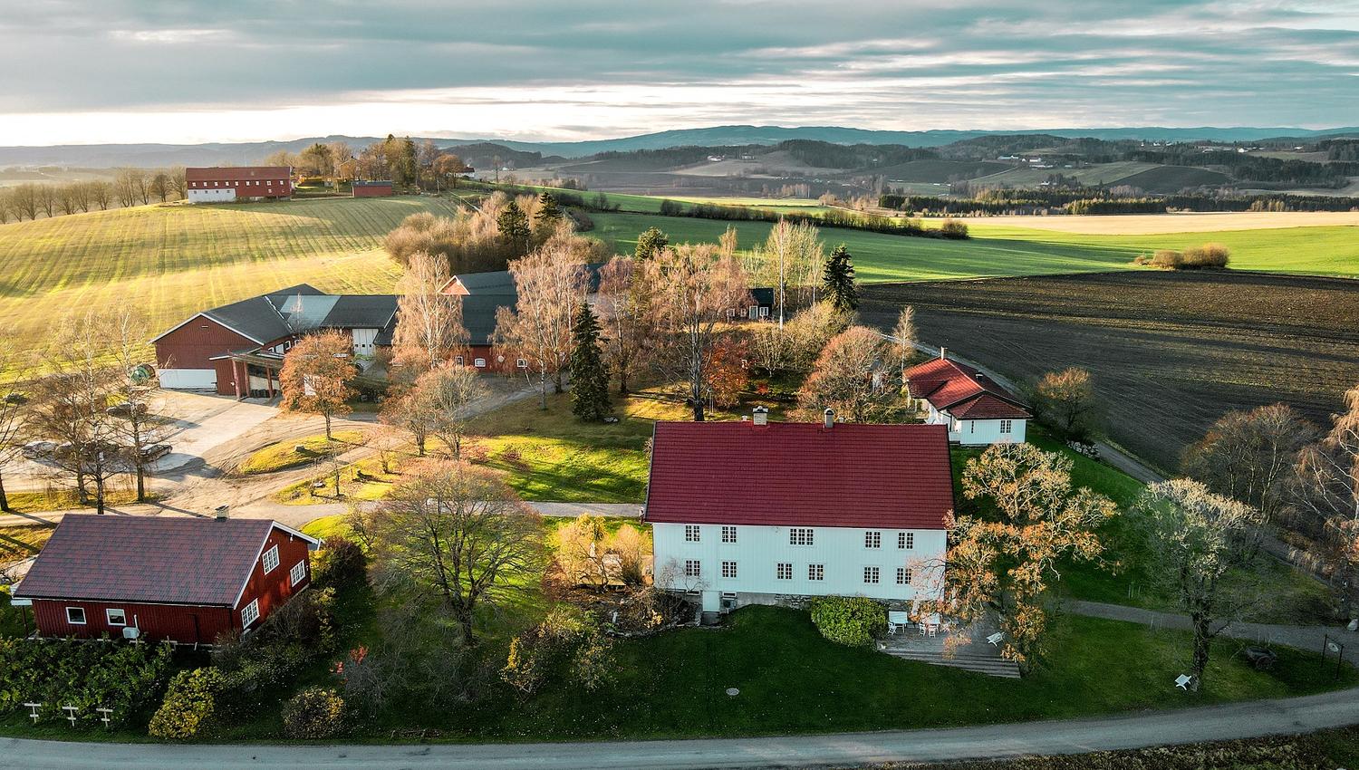 Dronebilde av Kvarstad gård ved Brumunddal