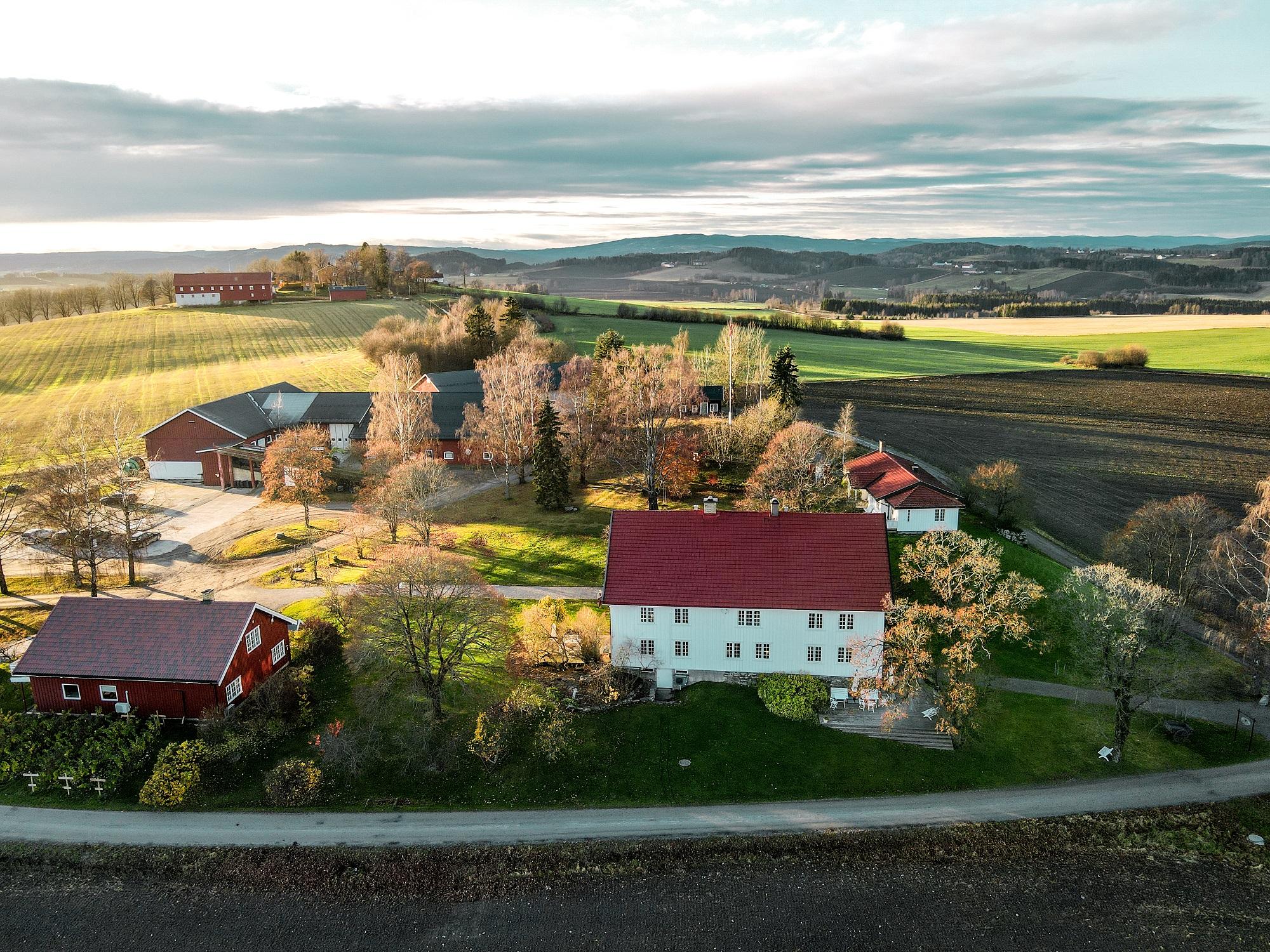 Dronebilde av Kvarstad gård ved Brumunddal
