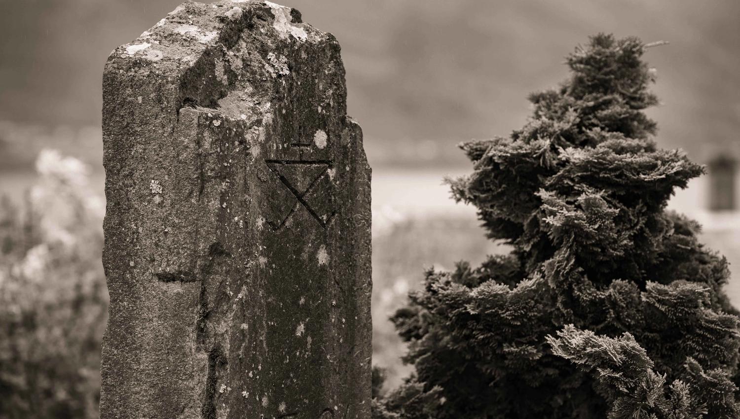 Alde-logoen innhogd i gamal stein ved eplehagane i Hardanger.