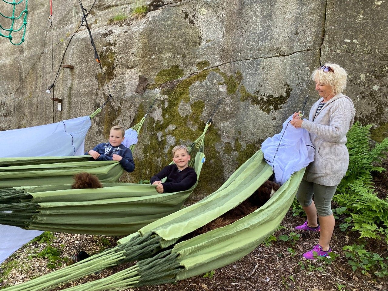 En mor med to barn gjør seg klare for å sove i hengekøyer