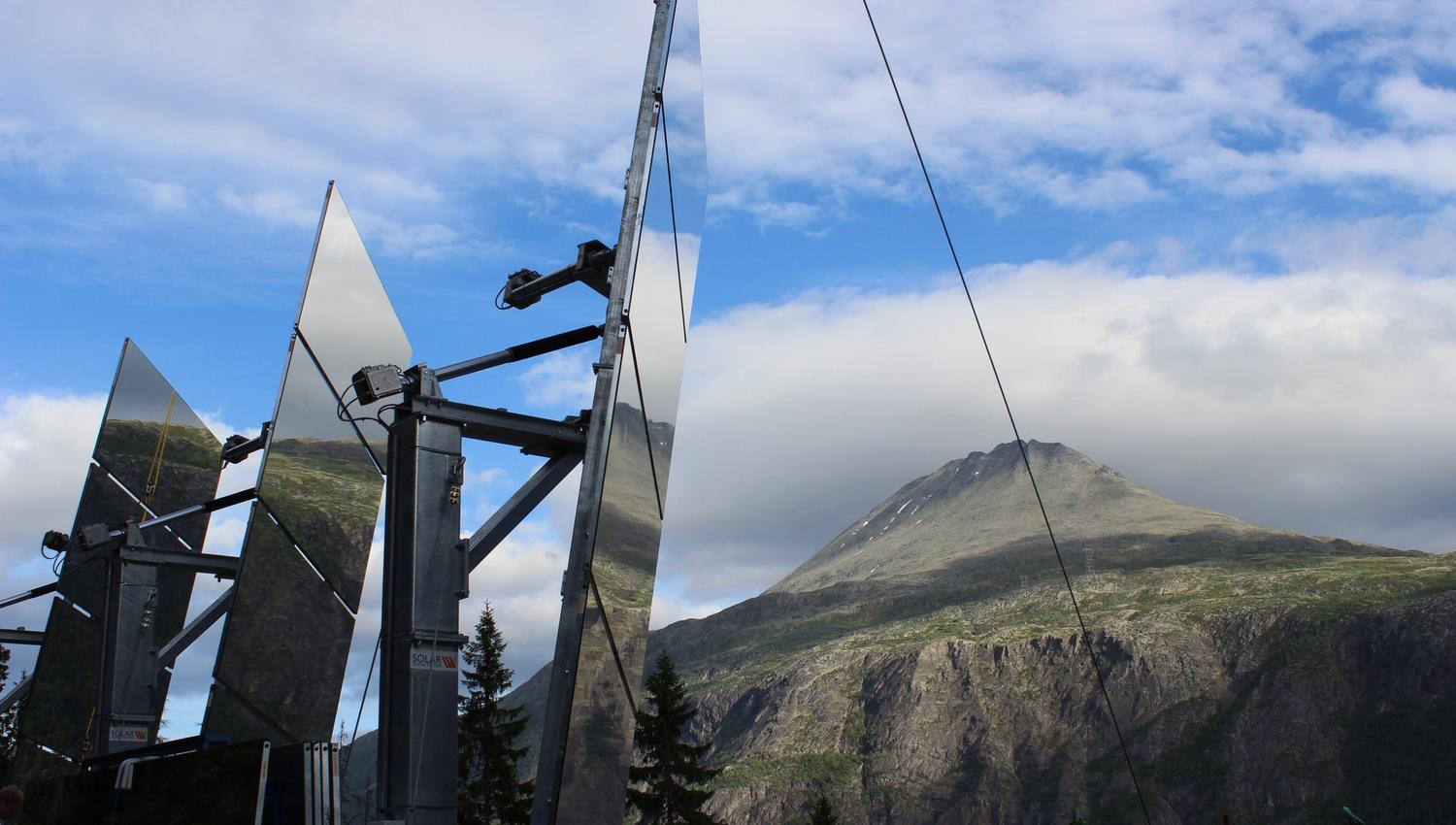 Solspeilet med Gaustatoppen i bakgrunn