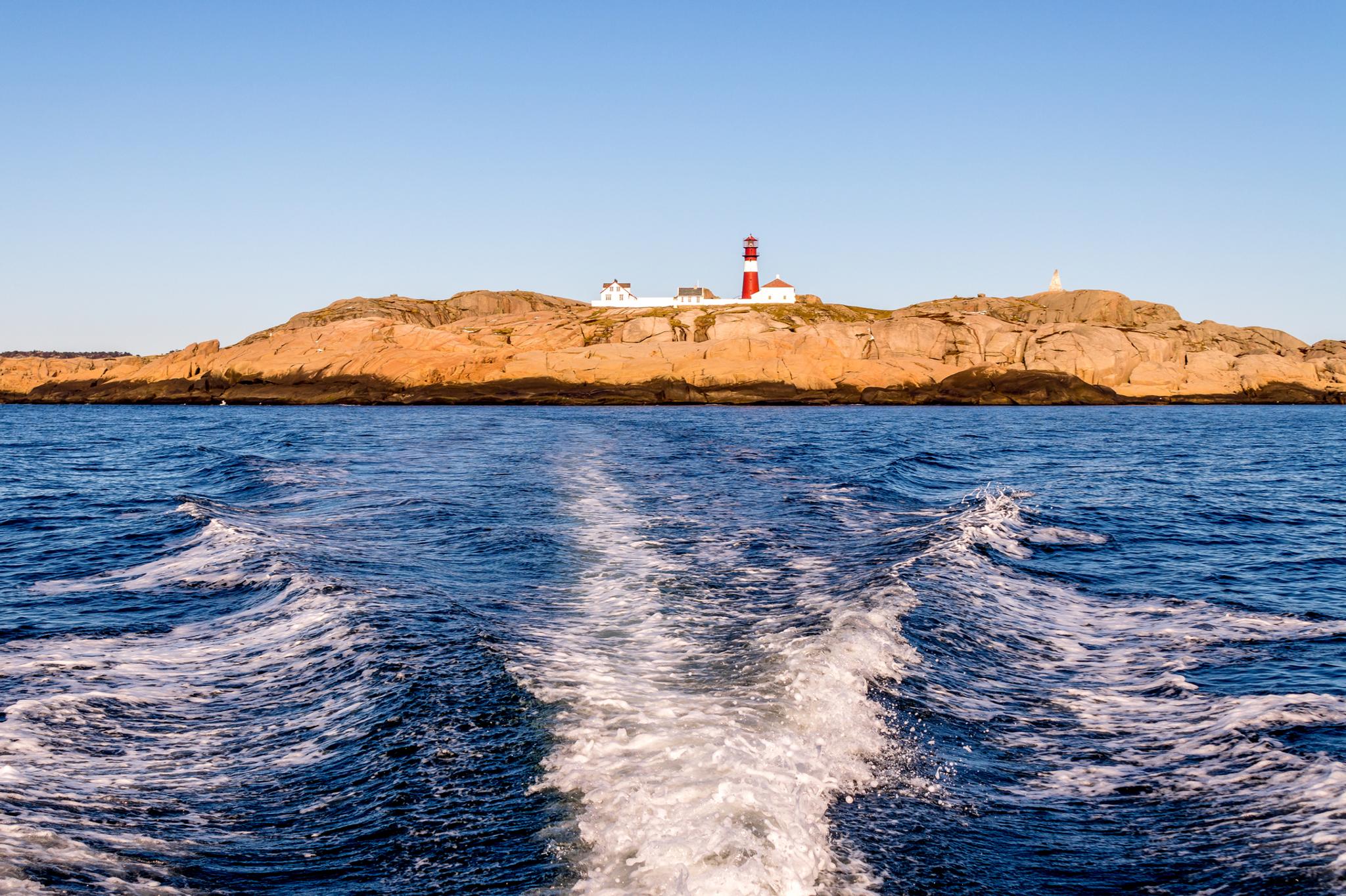 Ryvingen fyr, sett fra båt på sjøen