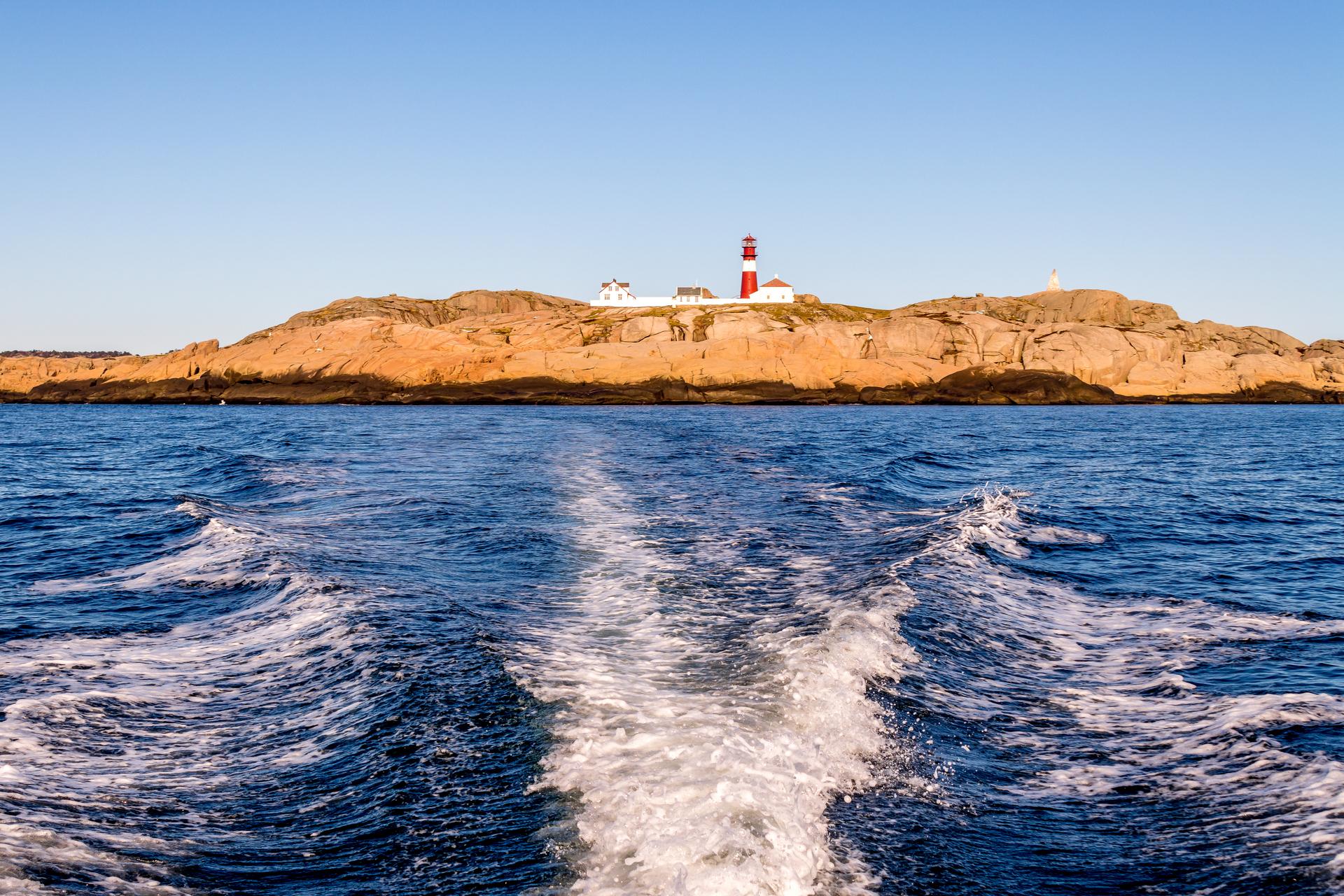 Ryvingen fyr, sett fra båt på sjøen