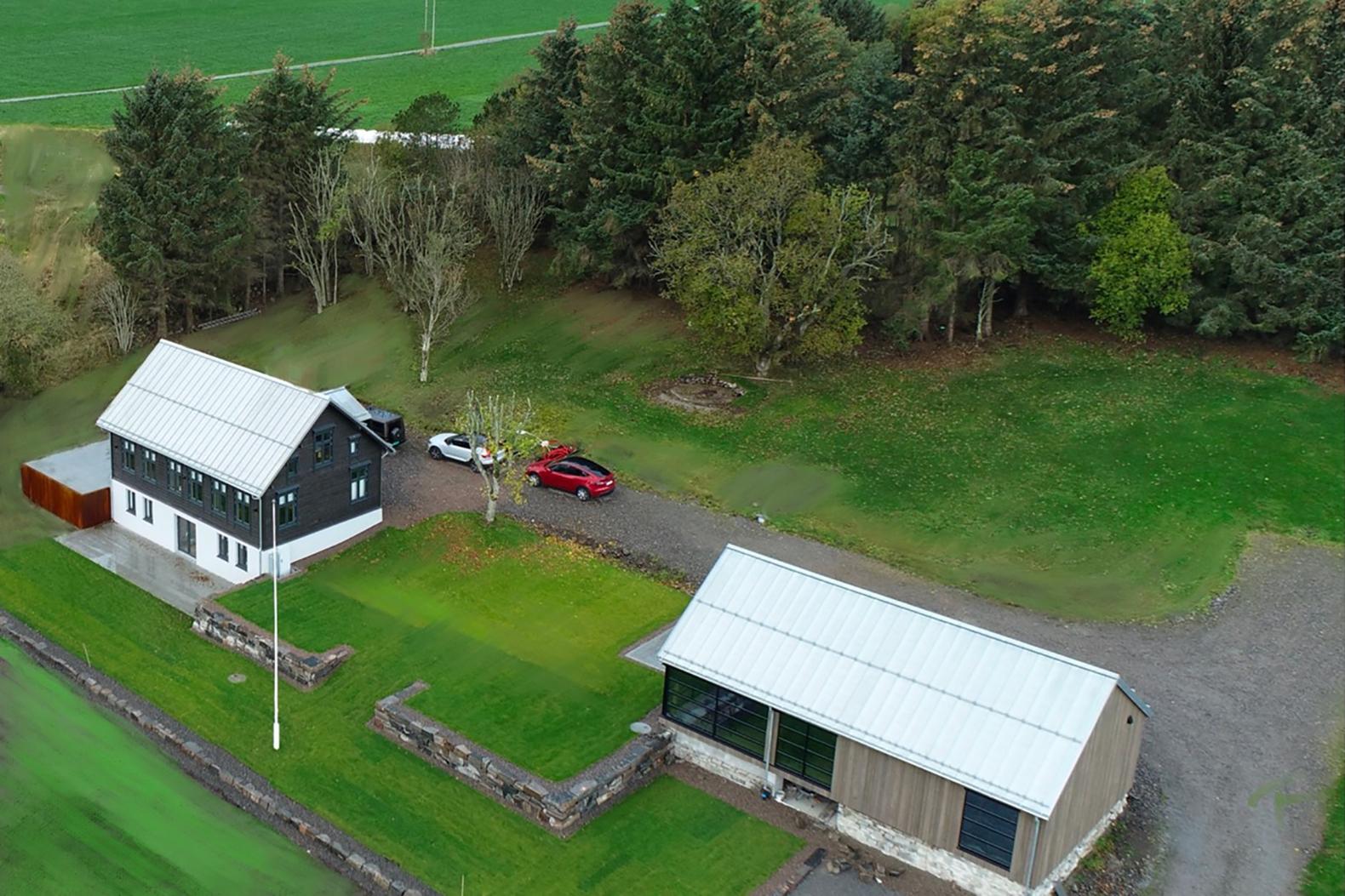 Oversiktsbilde Godø Lodge hus og løe