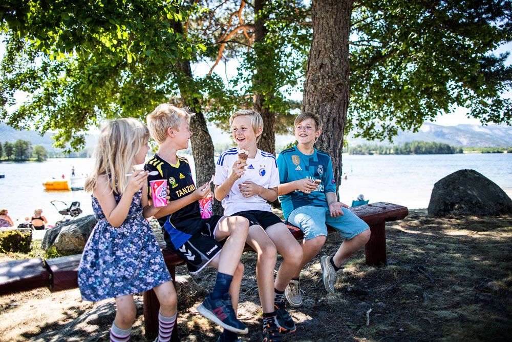 barn koser seg med is på Straand Sommerland i Vrådal
