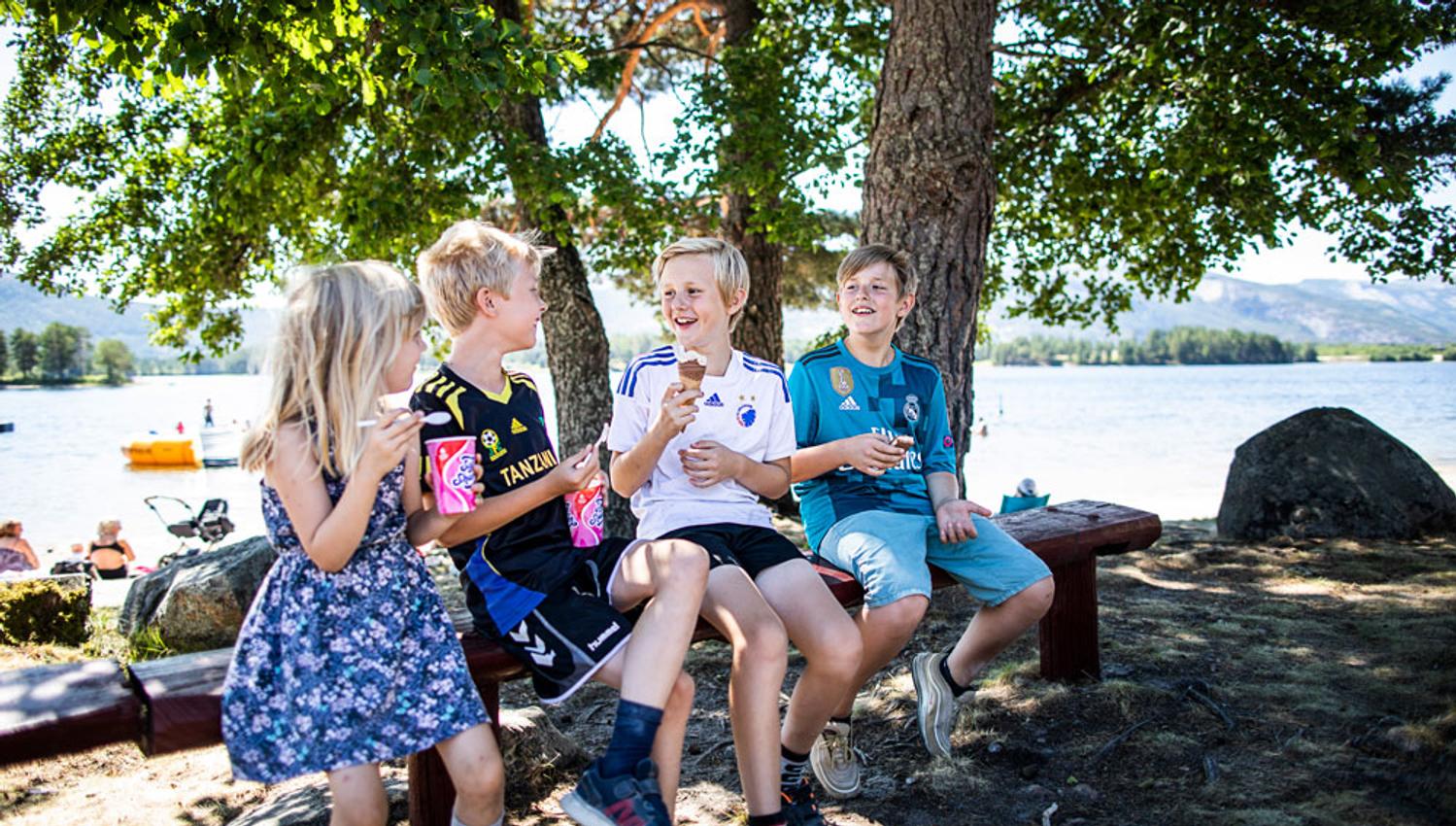 barn koser seg med is på Straand Sommerland i Vrådal