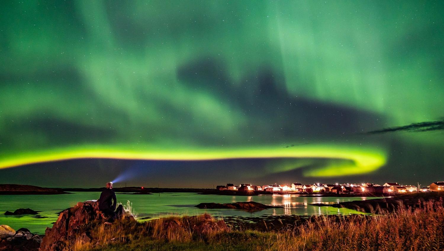Nordlyset danser over Veiholmen