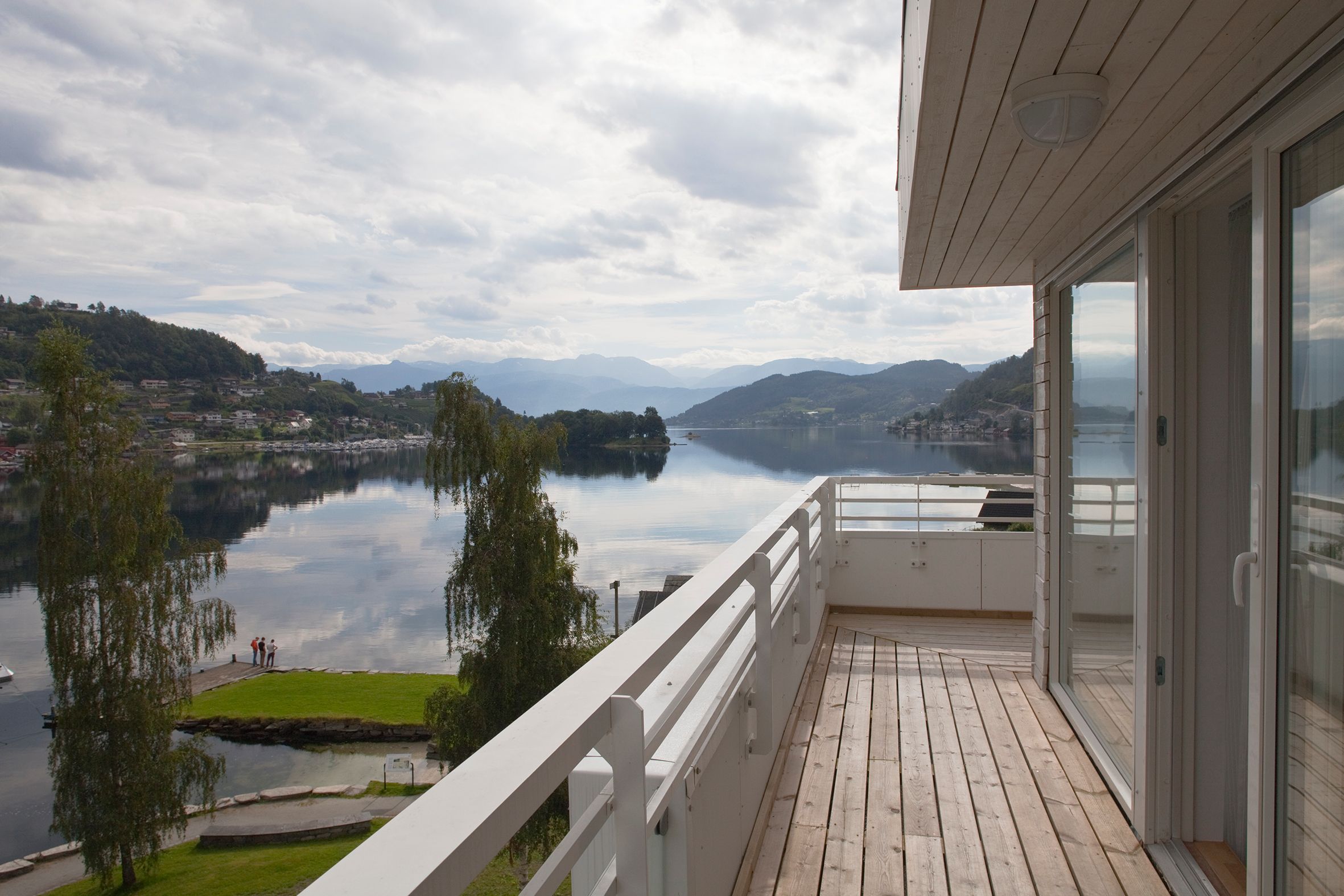 Balkong på Thon Hotel Sandven med spektakulær utsikt over Hardangerfjorden og fjella.
