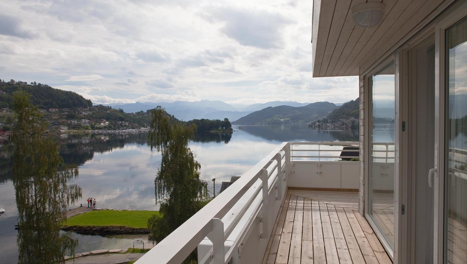 Balkong på Thon Hotel Sandven med spektakulær utsikt over Hardangerfjorden og fjella.