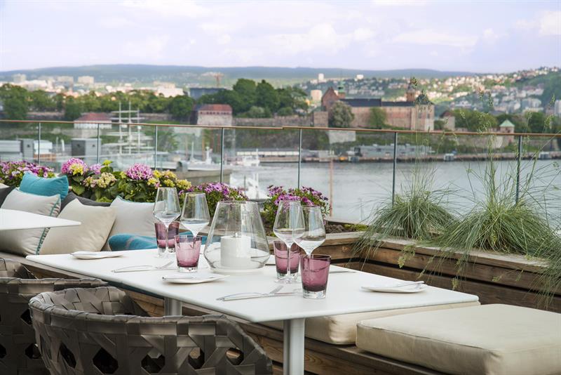 sitteplasser på taket med utsikt mot fjorden og akerhus festning