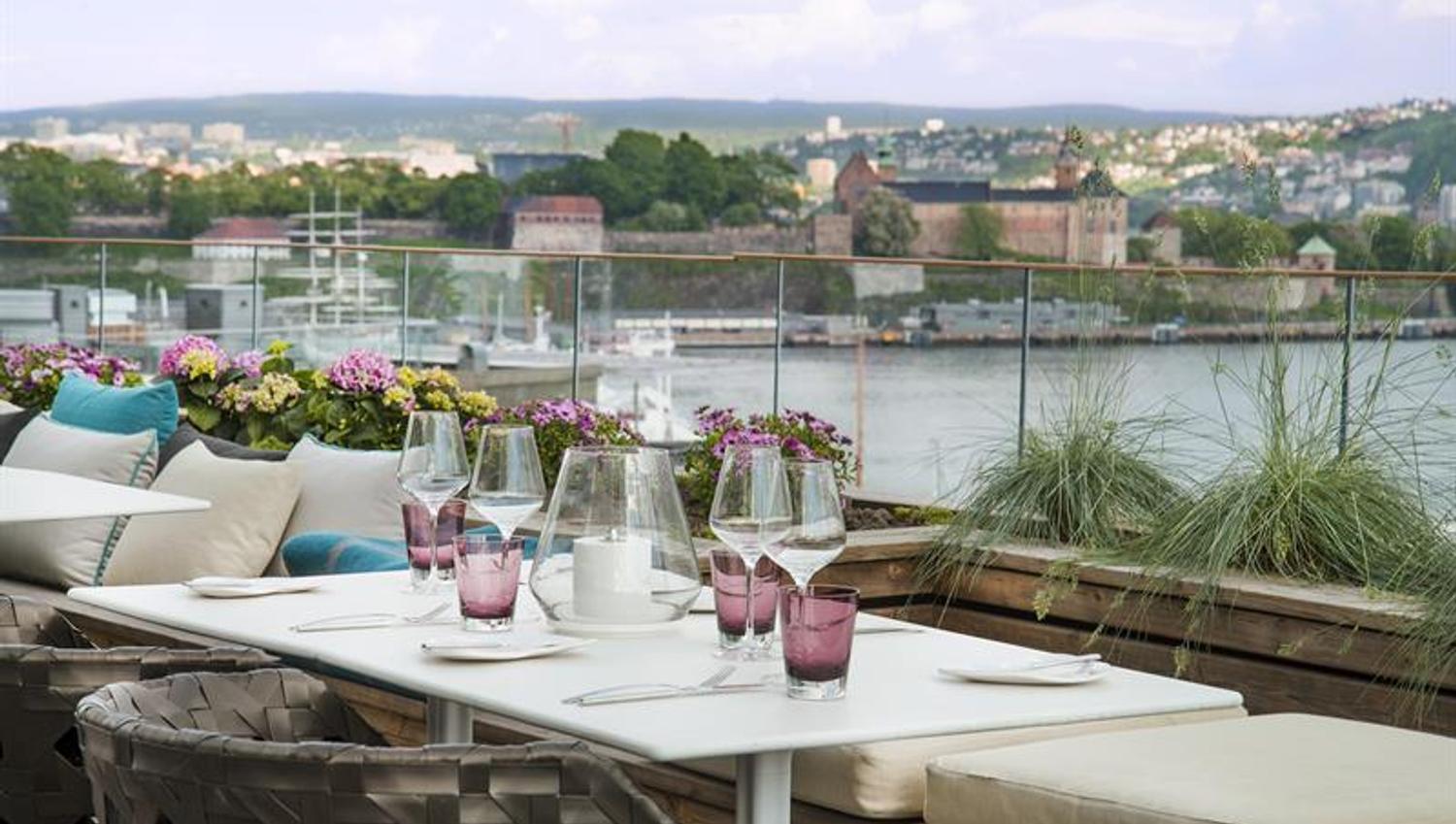 sitteplasser på taket med utsikt mot fjorden og akerhus festning