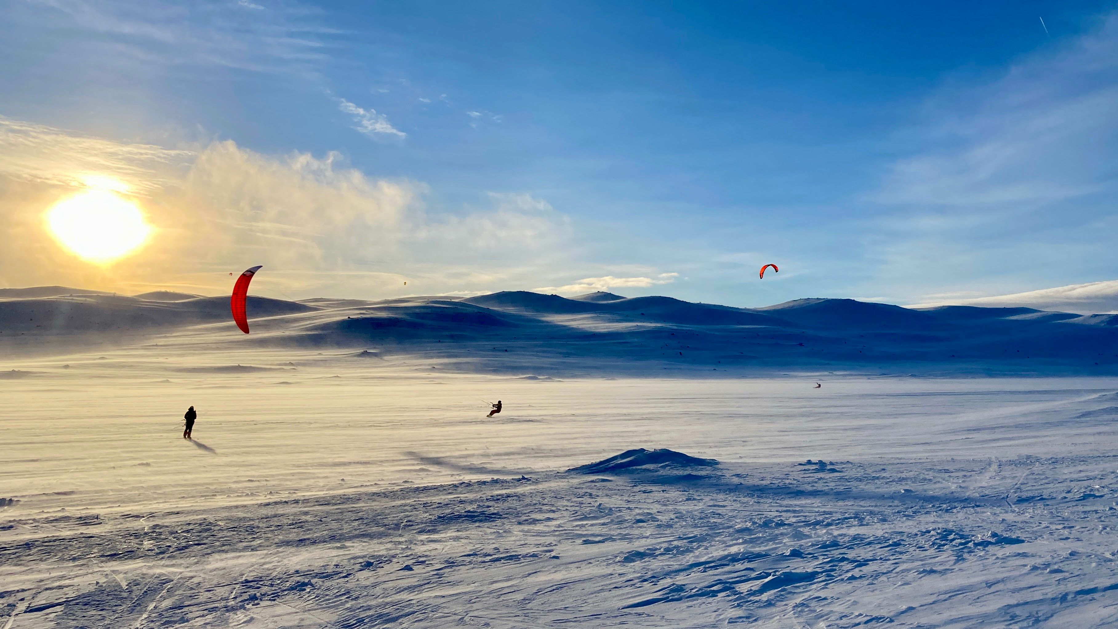 Gjør noe annet og prøv deg på snøkiting. Dagali Fjellpark tilby kurs sammen med UpWind
