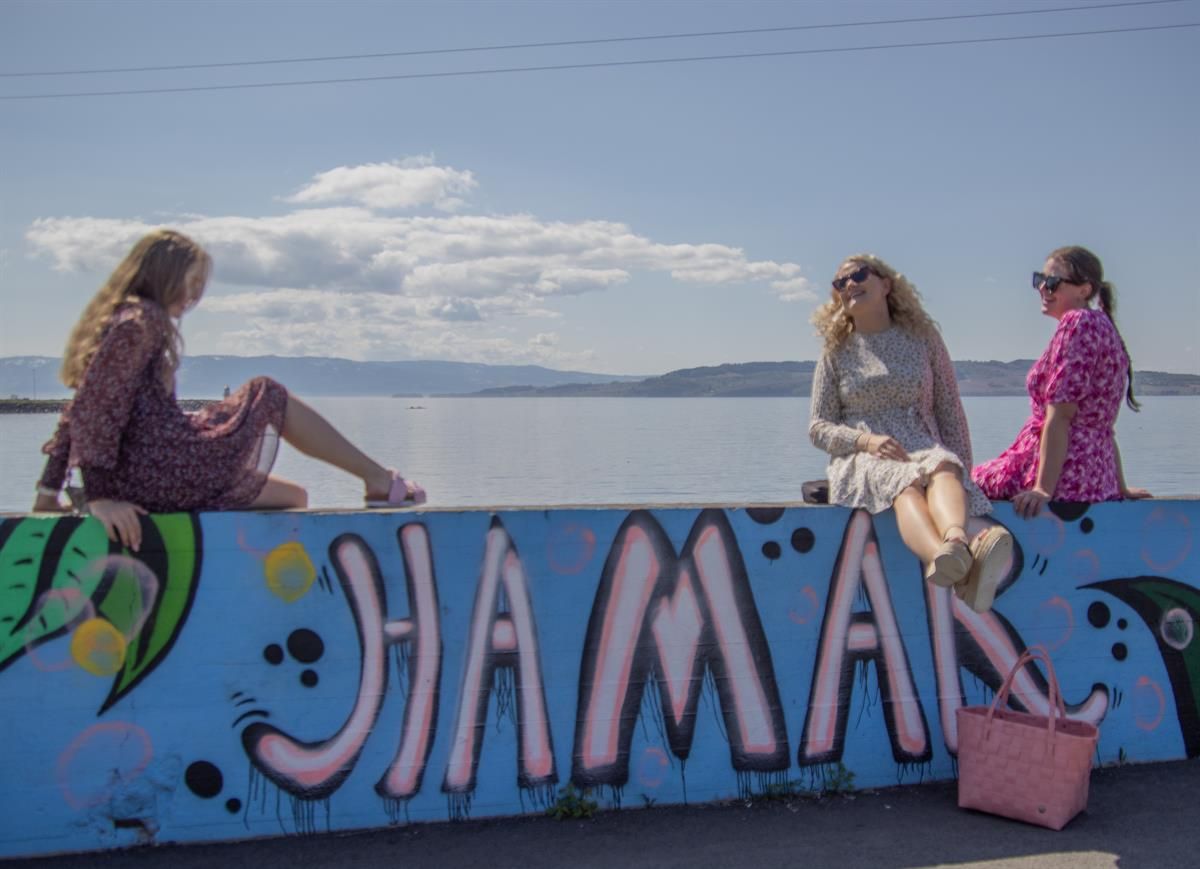 Jenter ved Mjøskanten