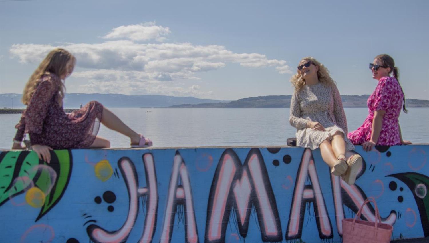 Jenter ved Mjøskanten