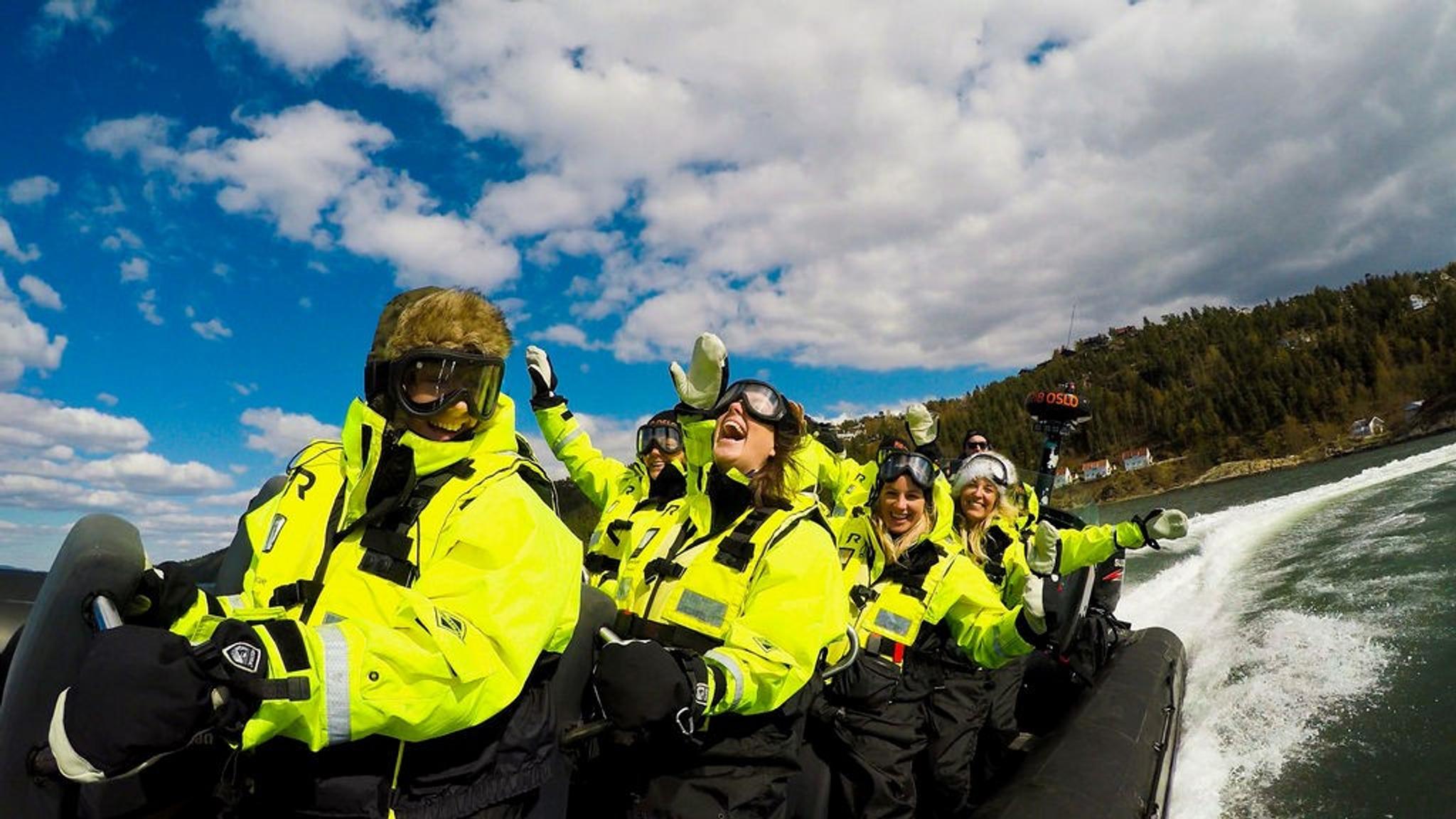 Folk nyter full fart på RIB