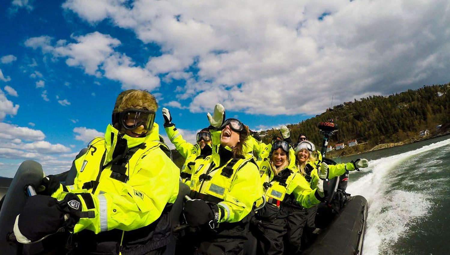 Folk nyter full fart på RIB