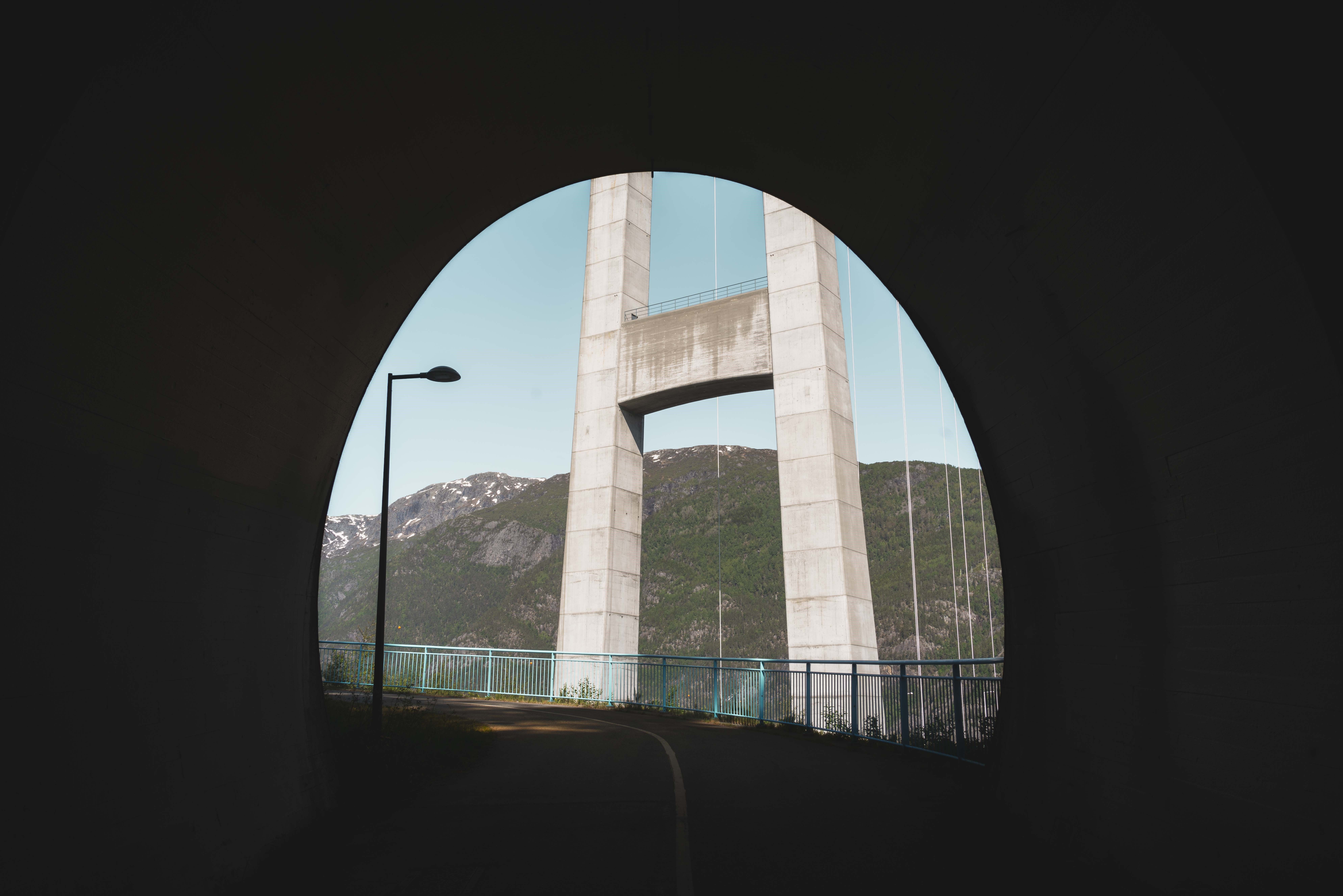 Bilde av broen sett fra innsiden av en tunnel.